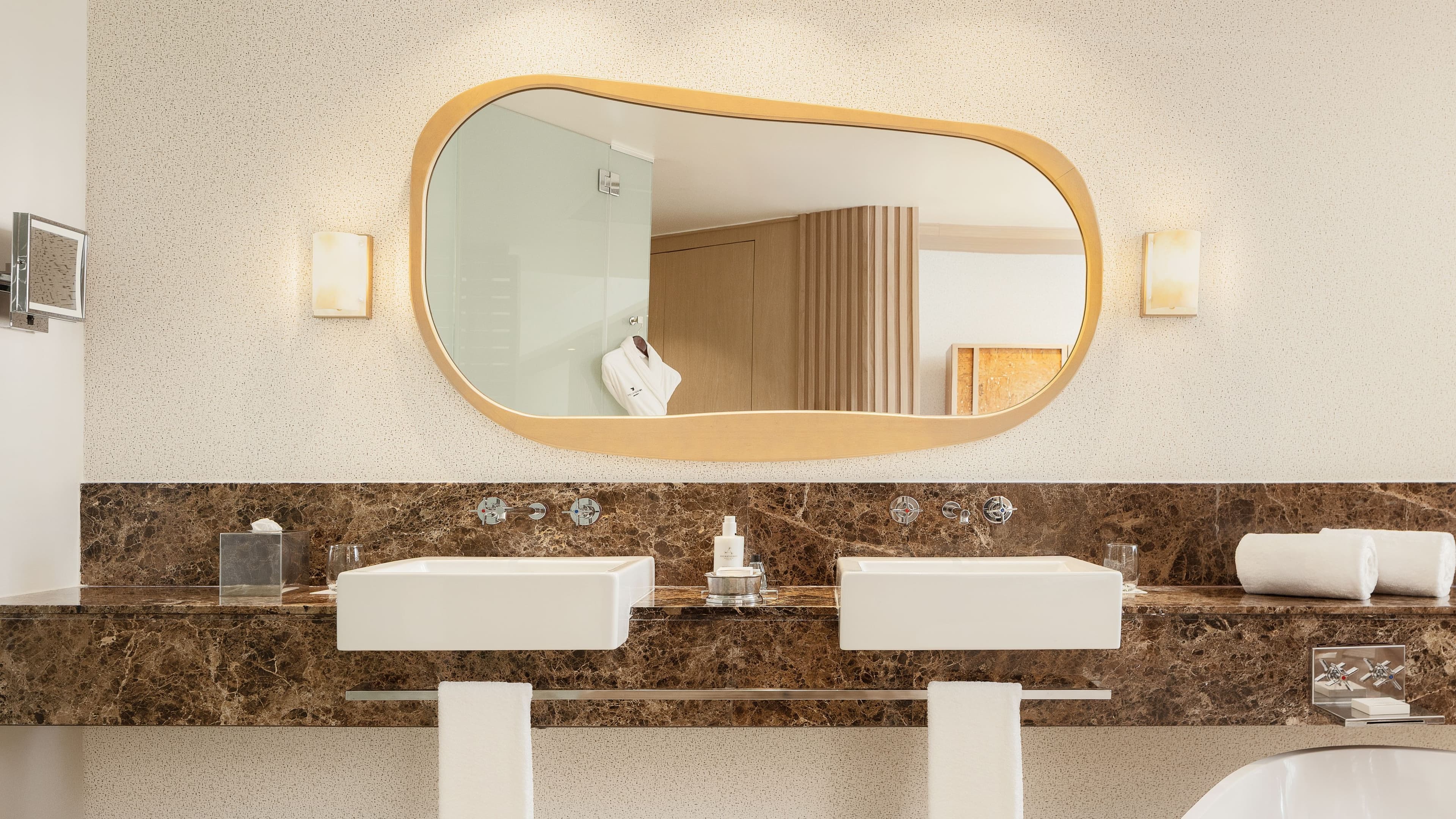 Deluxe Guest room - Image 11