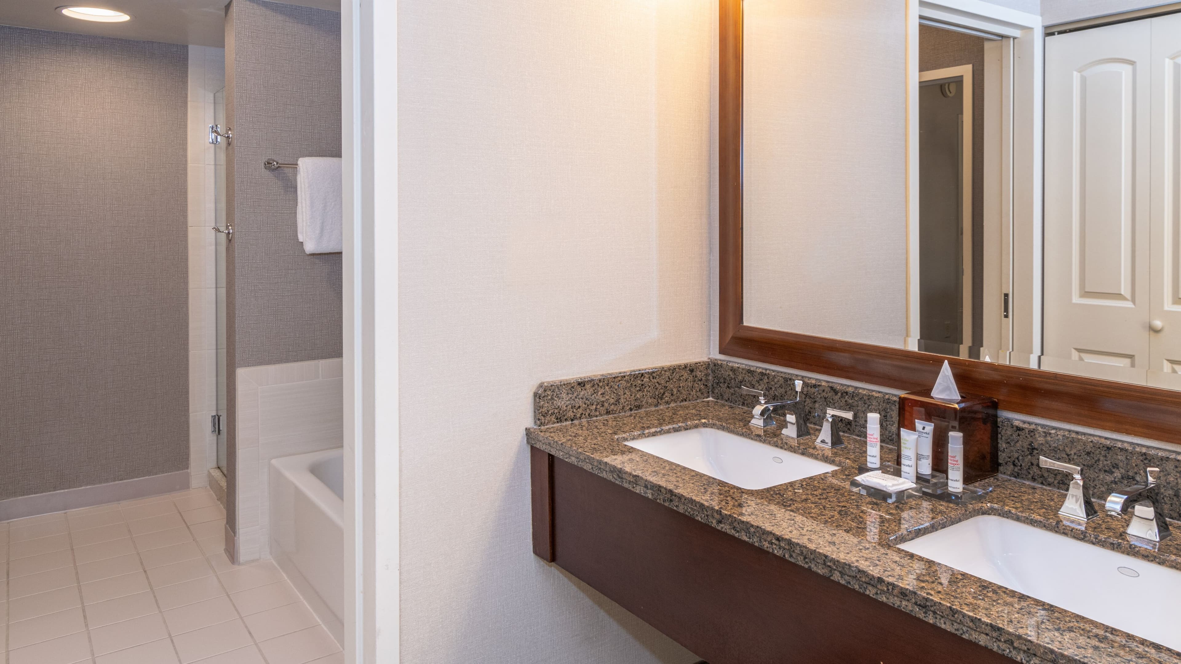 Holiday Inn Express & Suites Chicago O'Hare Airport — 35