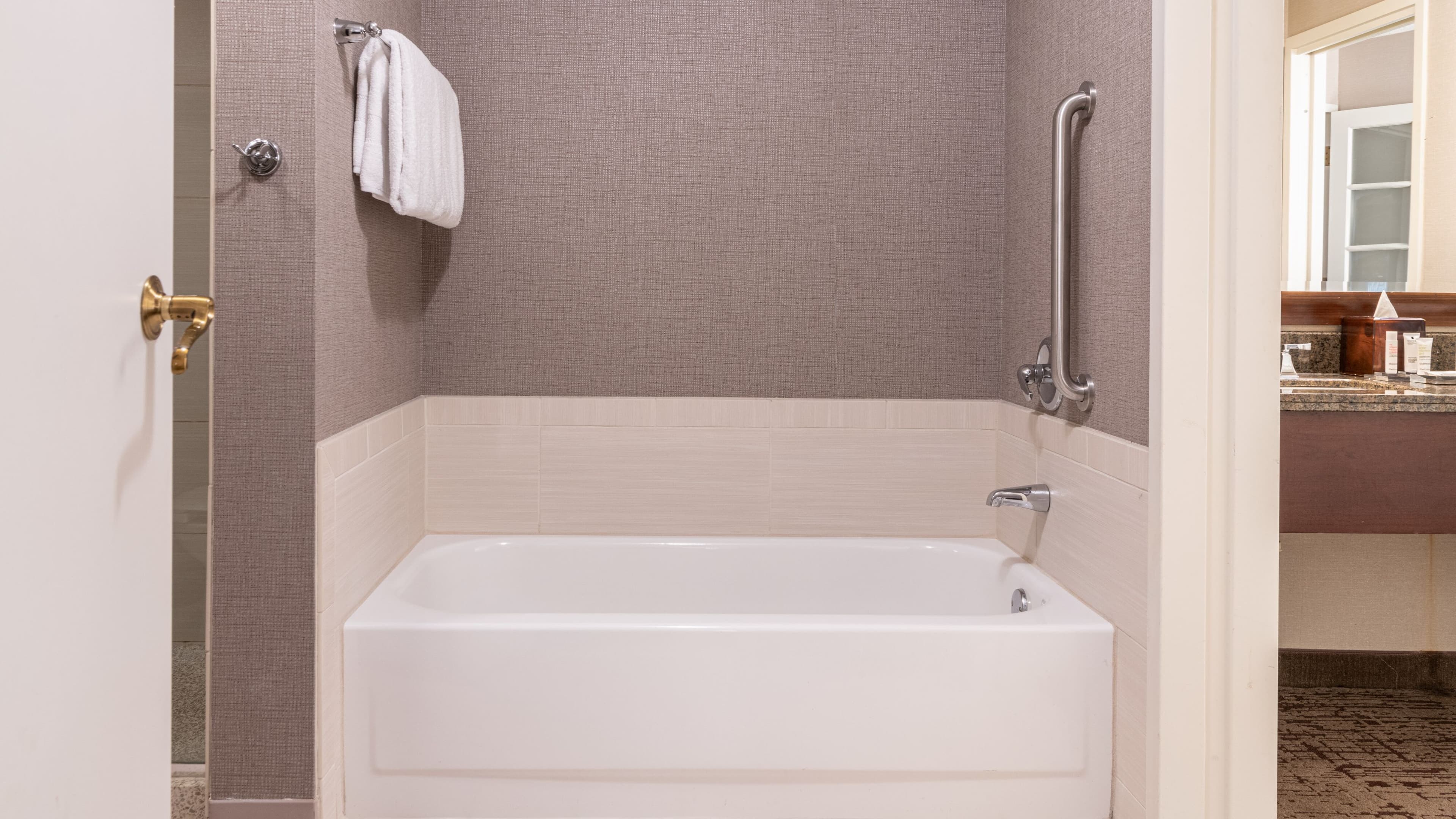 Holiday Inn Express & Suites Chicago O'Hare Airport — 36