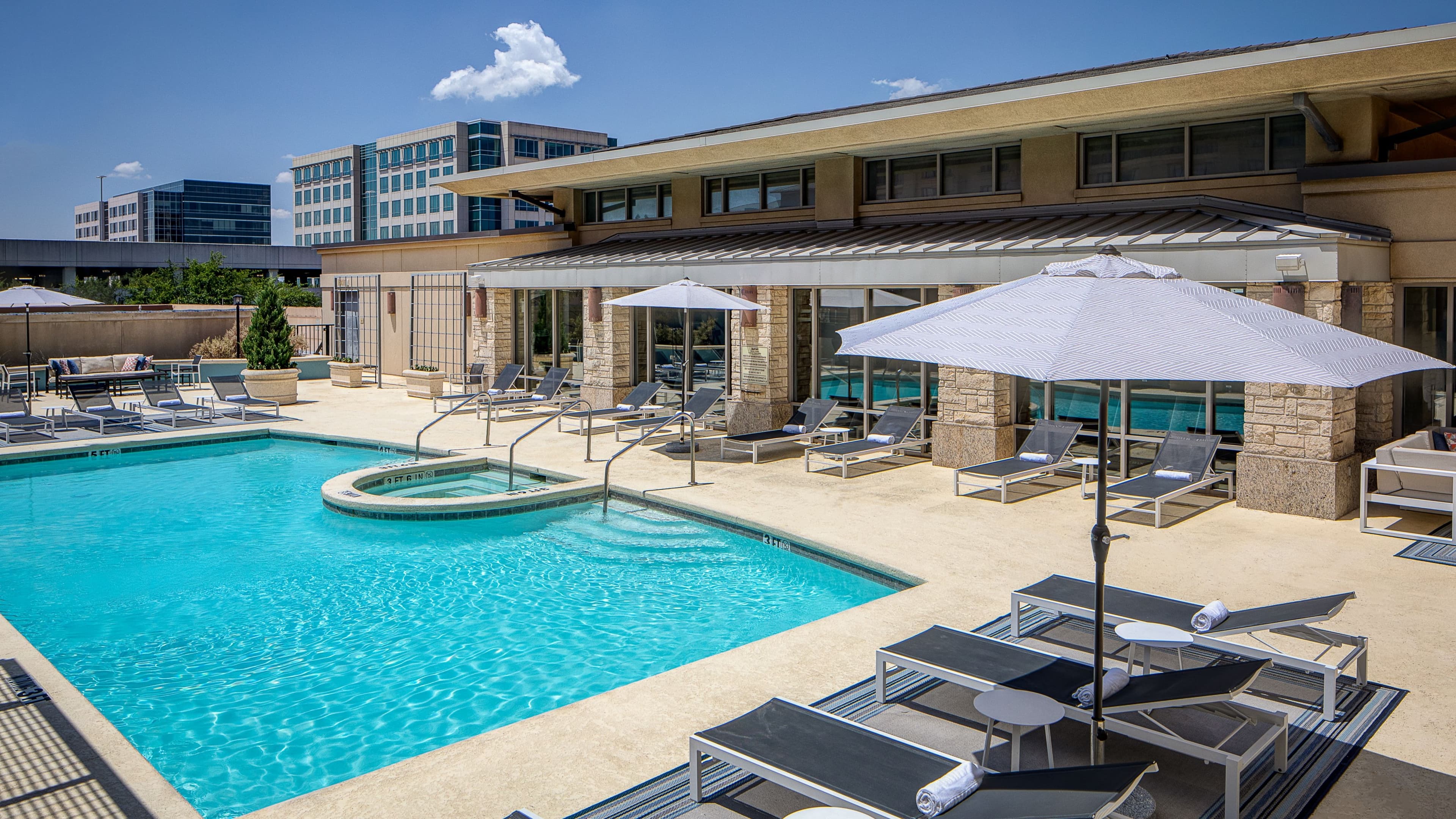Holiday Inn Express & Suites Plano West – Frisco — 16