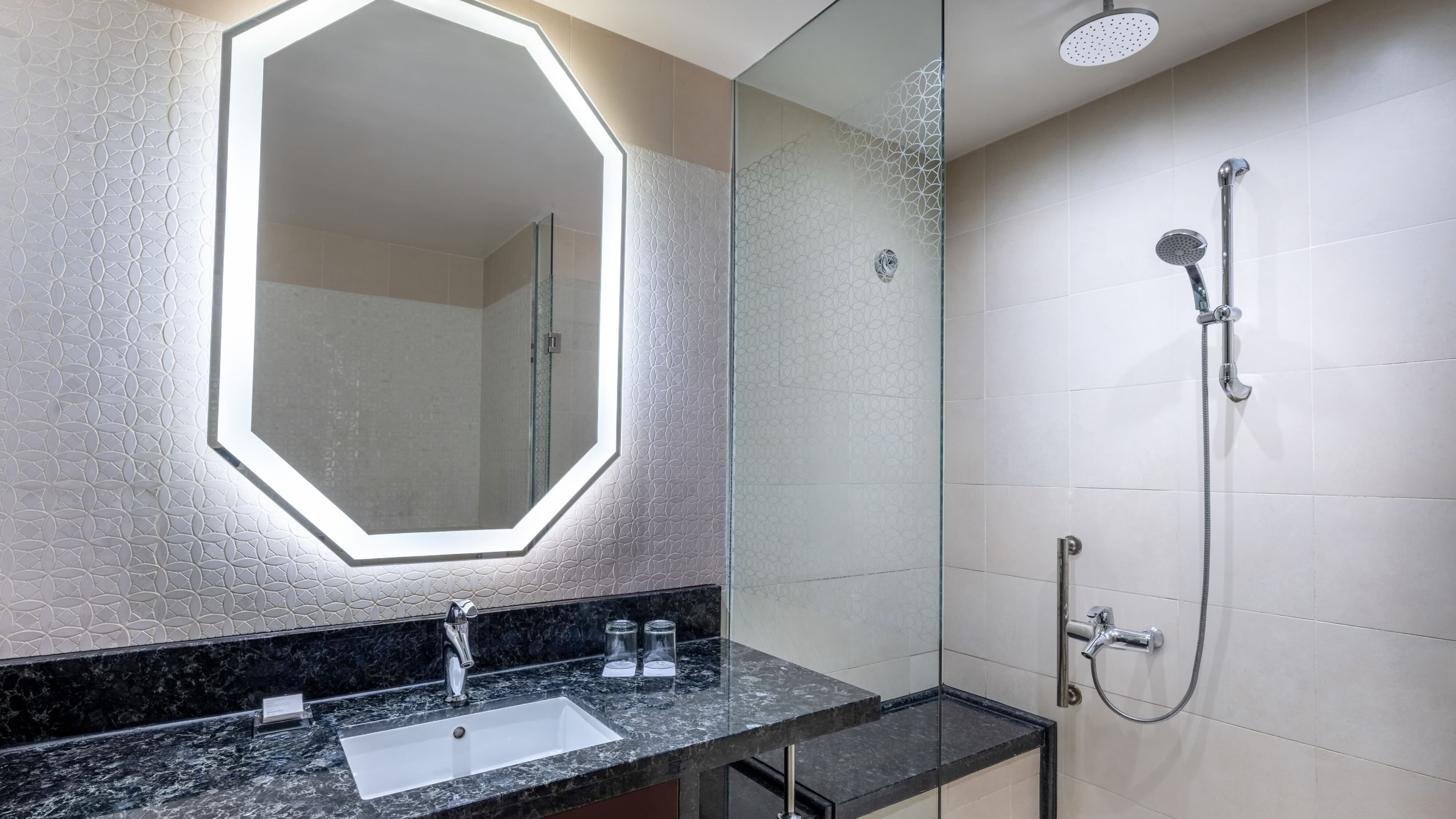 Deluxe Guest room - Image 6