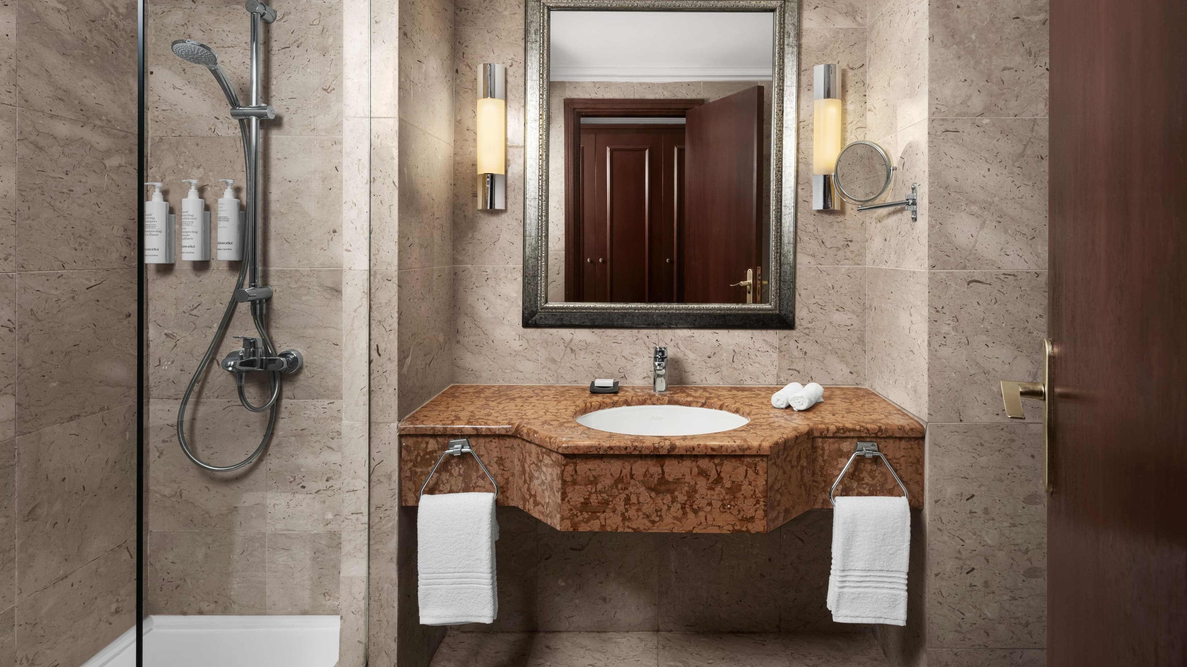 Deluxe Room - Image 5