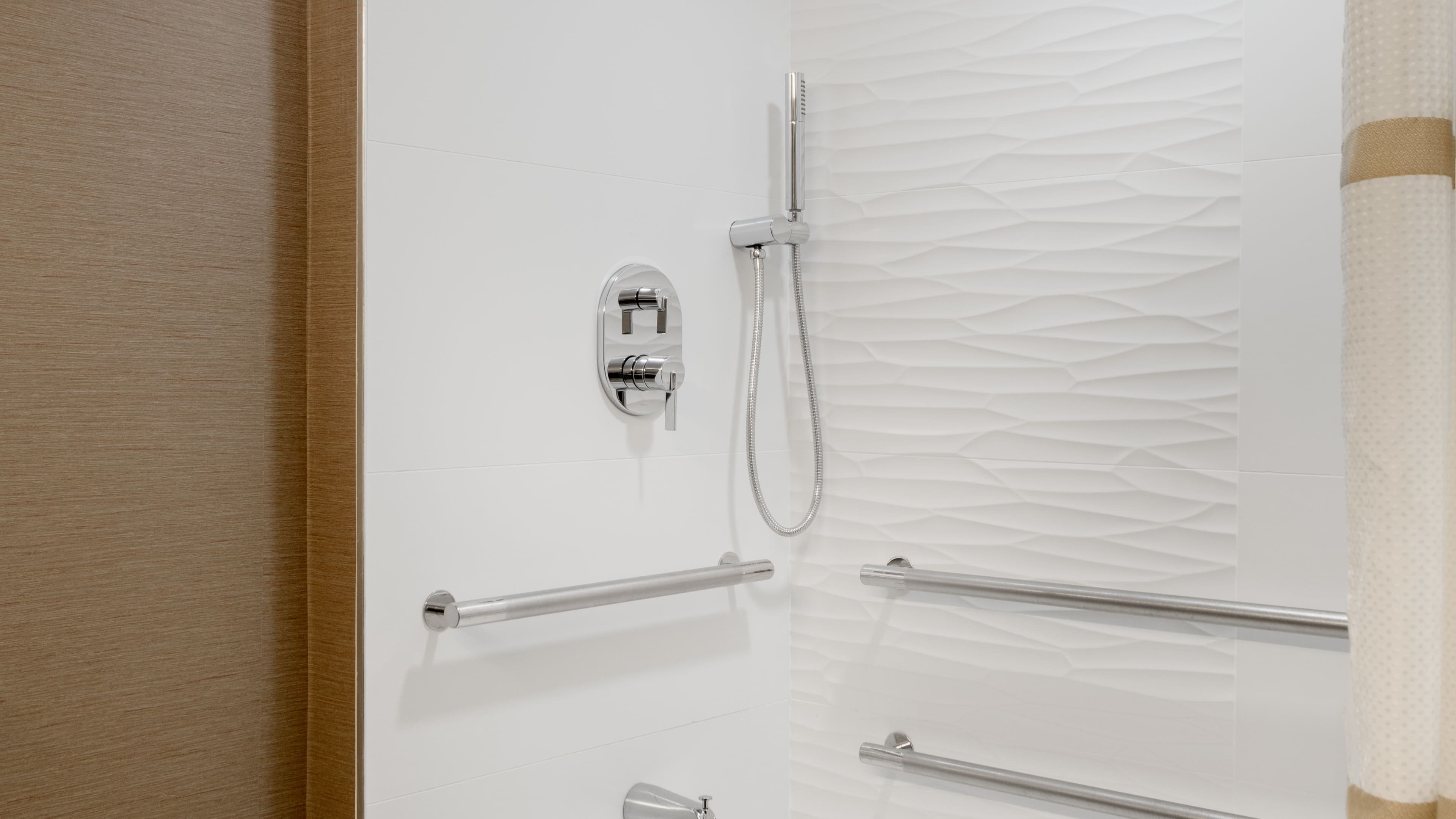Guest Room WIth King - Image 4