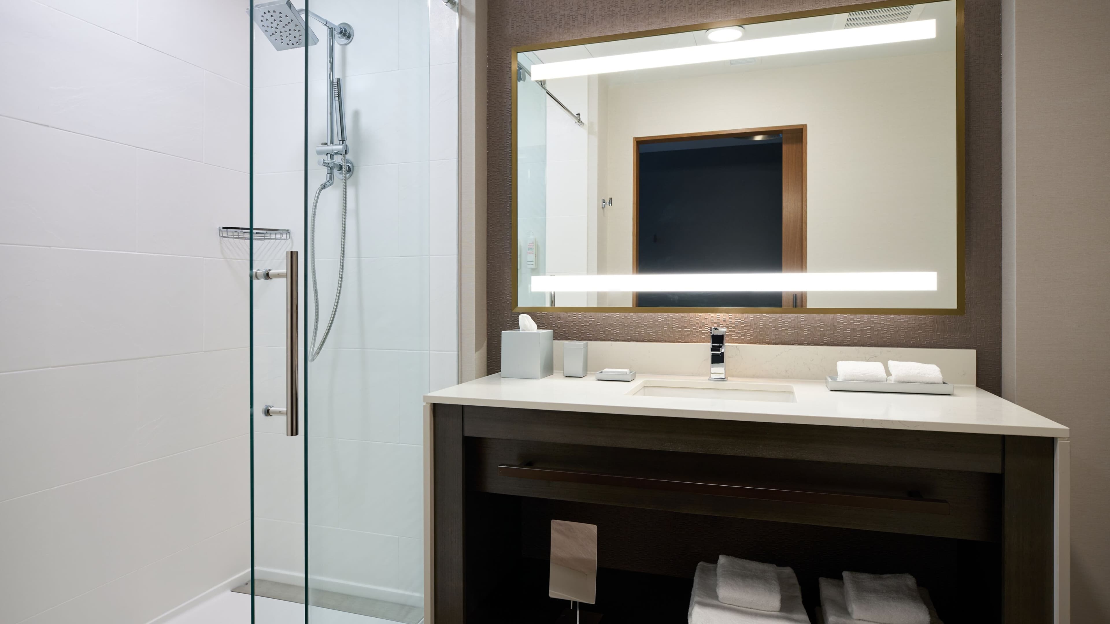 2 Queens Club Room - Image 3