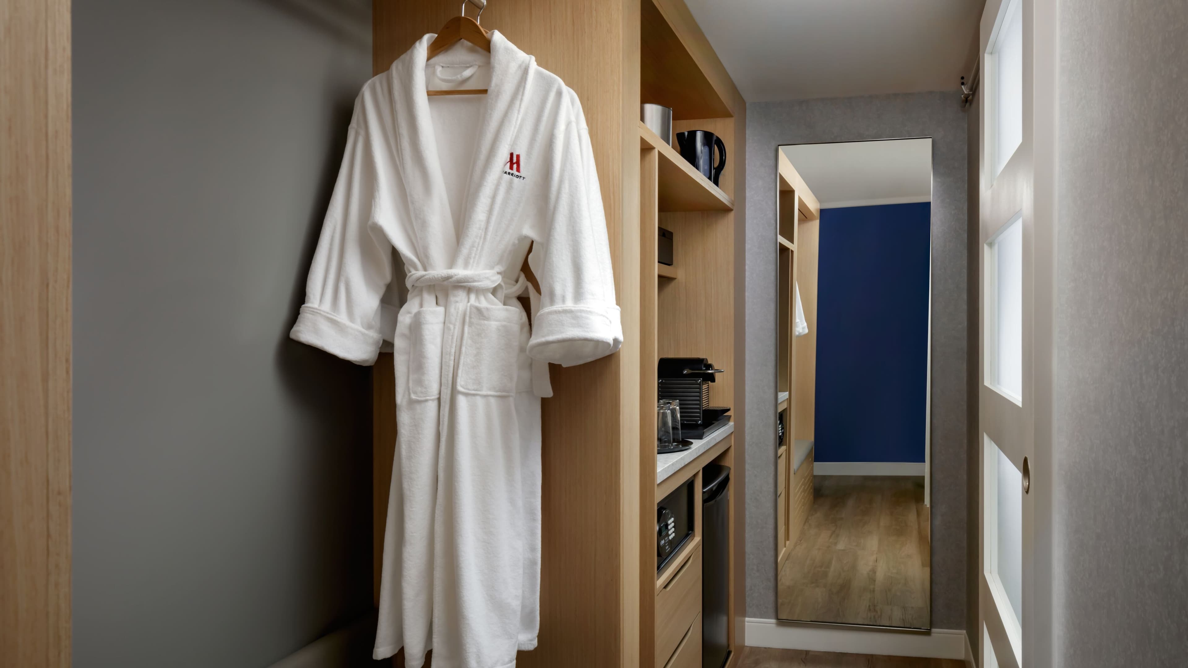 Holiday Inn & Suites Montreal Centre-ville Ouest - Image 3