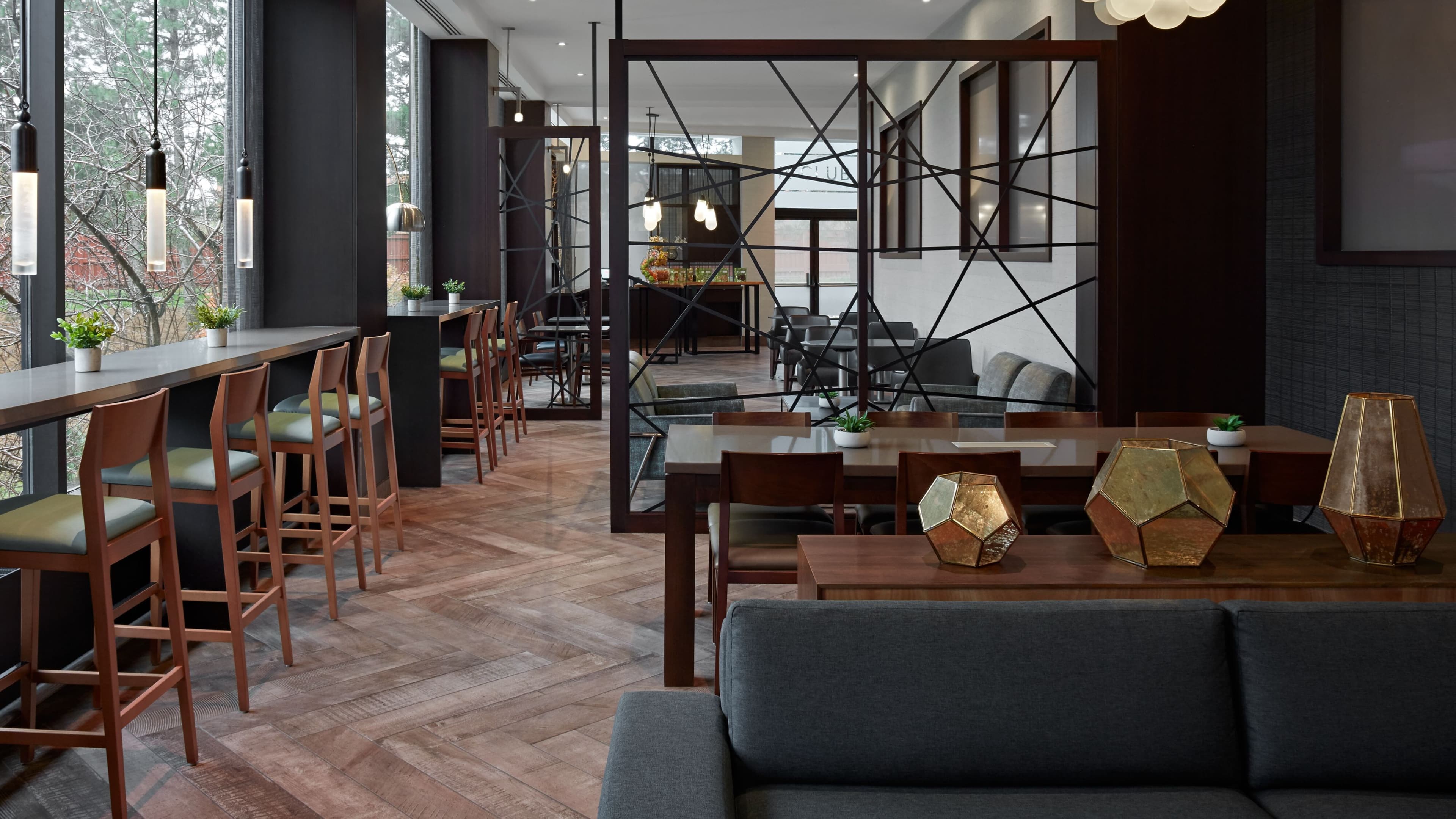 M Club lounge access - Image 9