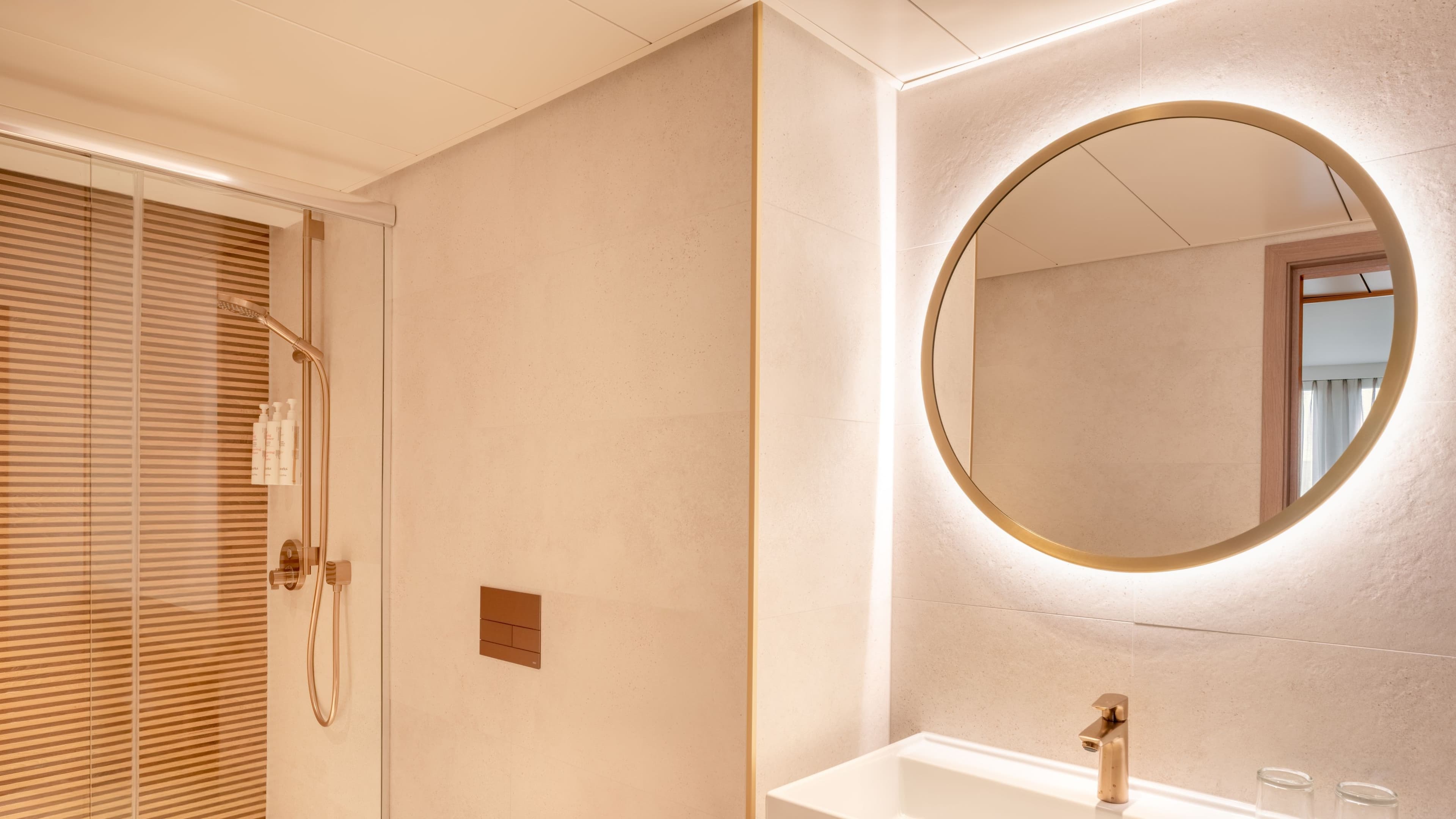 Queen Room - Image 6