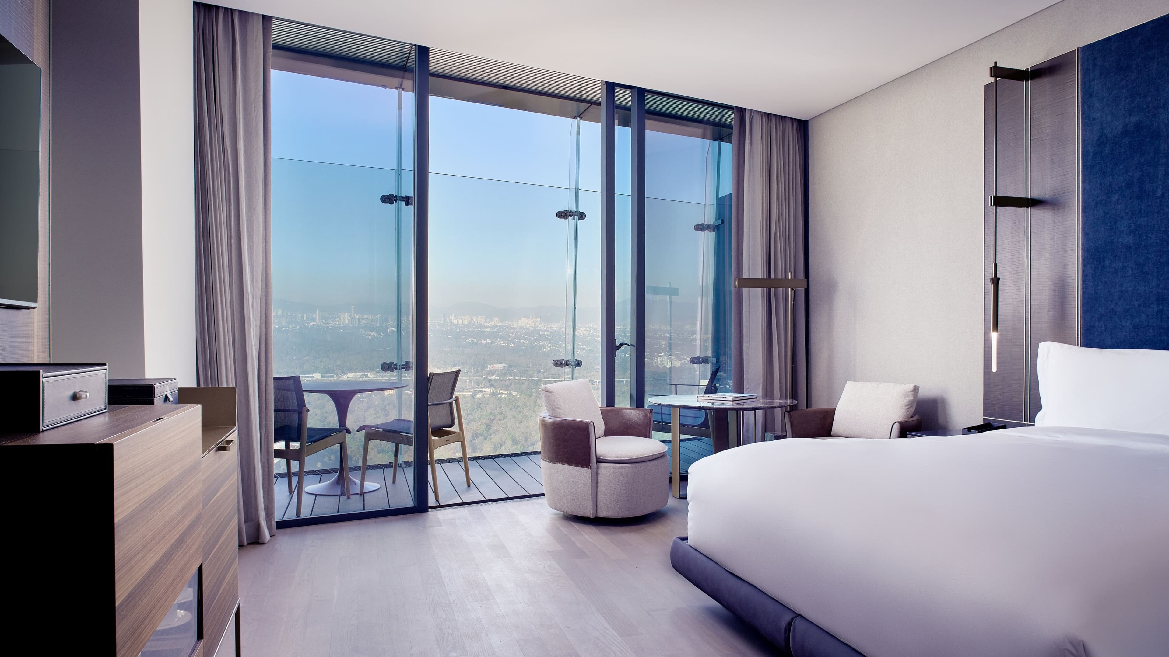 Club lounge access - Image 1