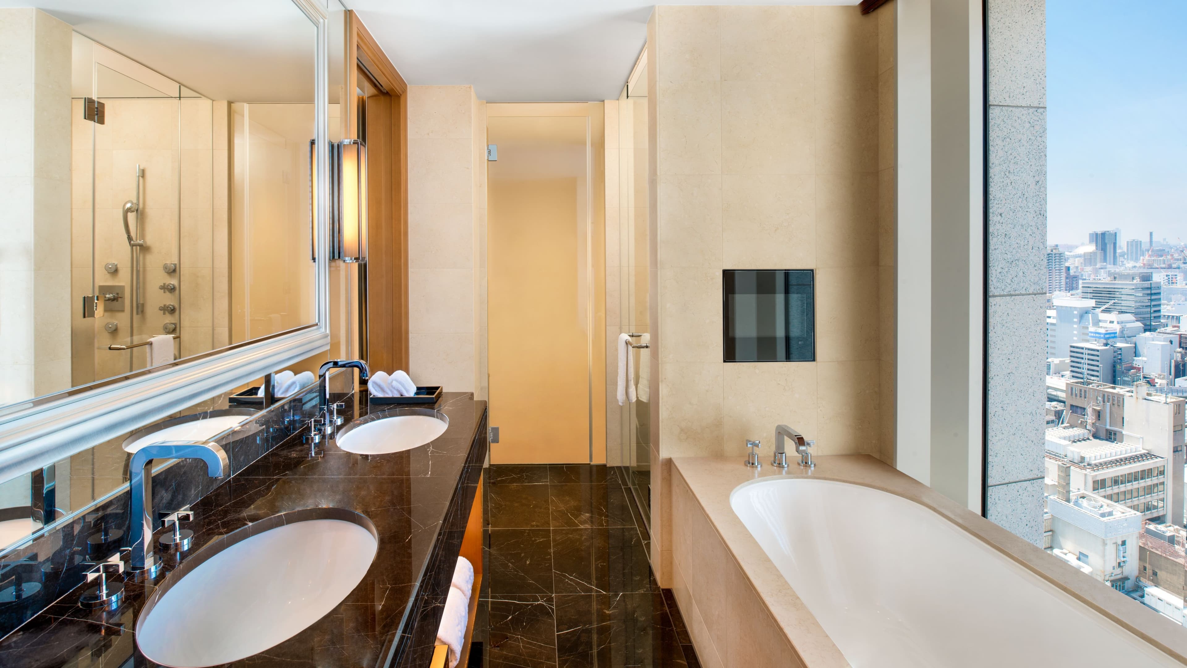 Grand Deluxe Corner - Image 1