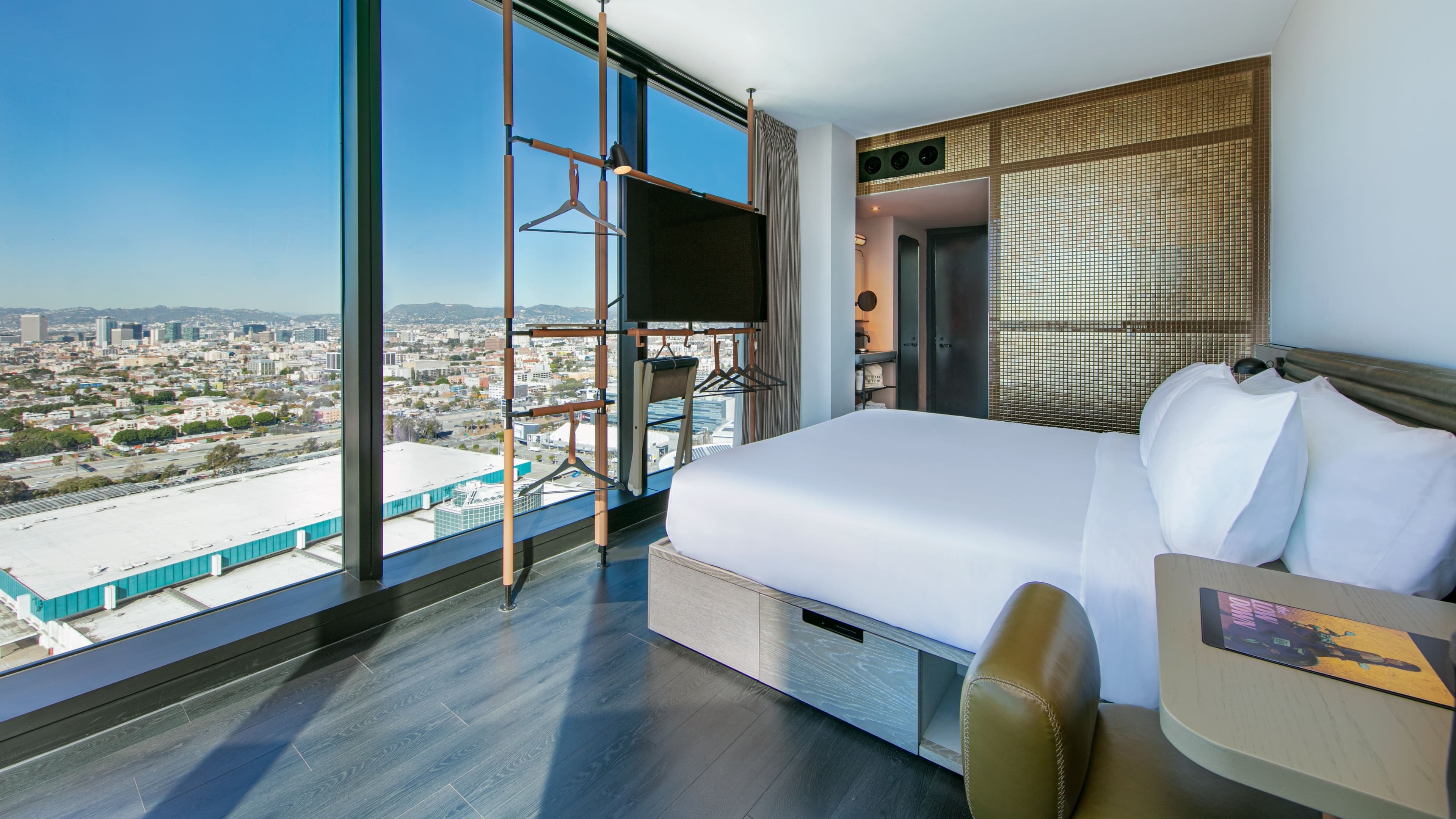 Corner King View Room - Image 4