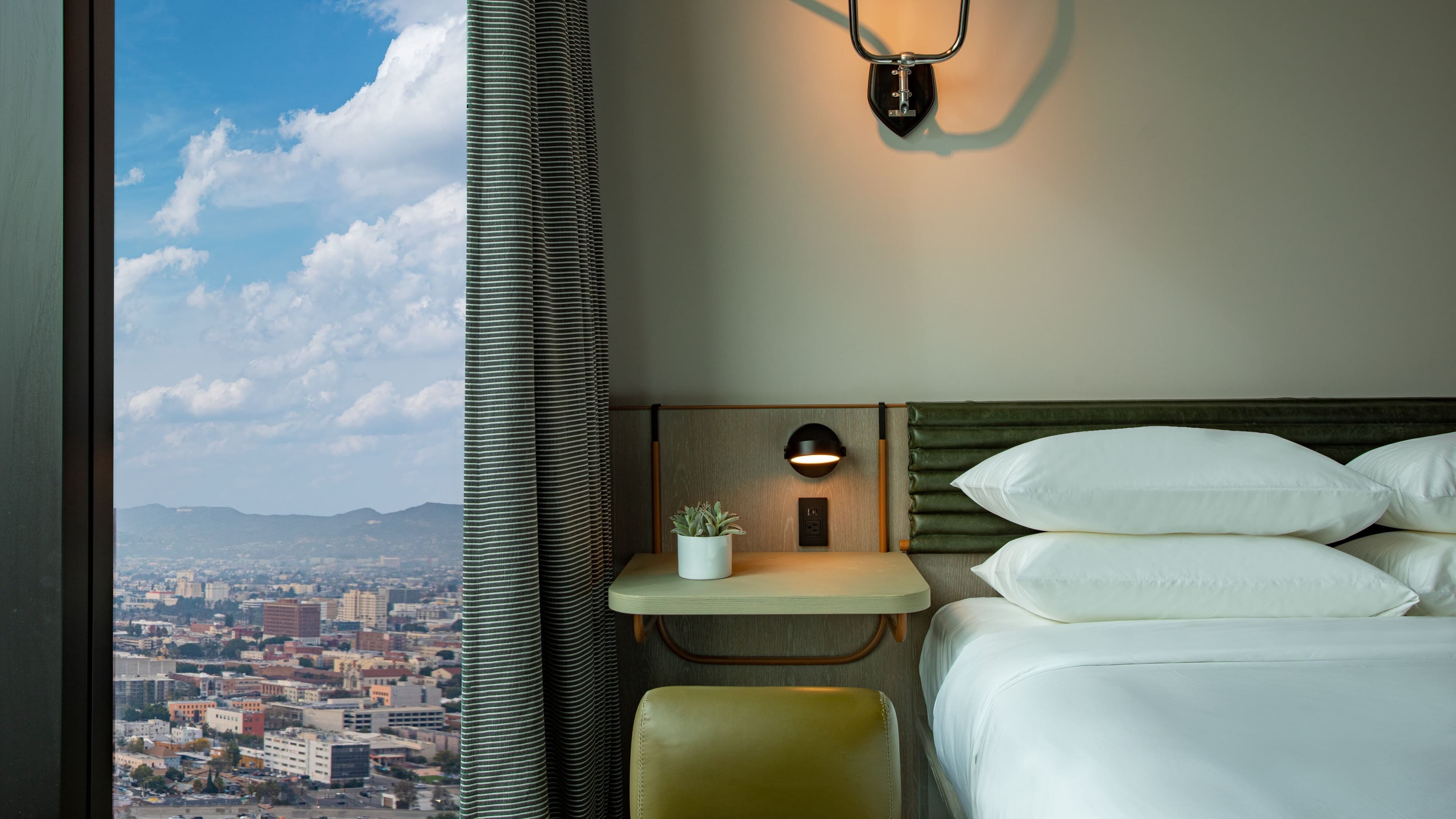 Corner King View Room - Image 3