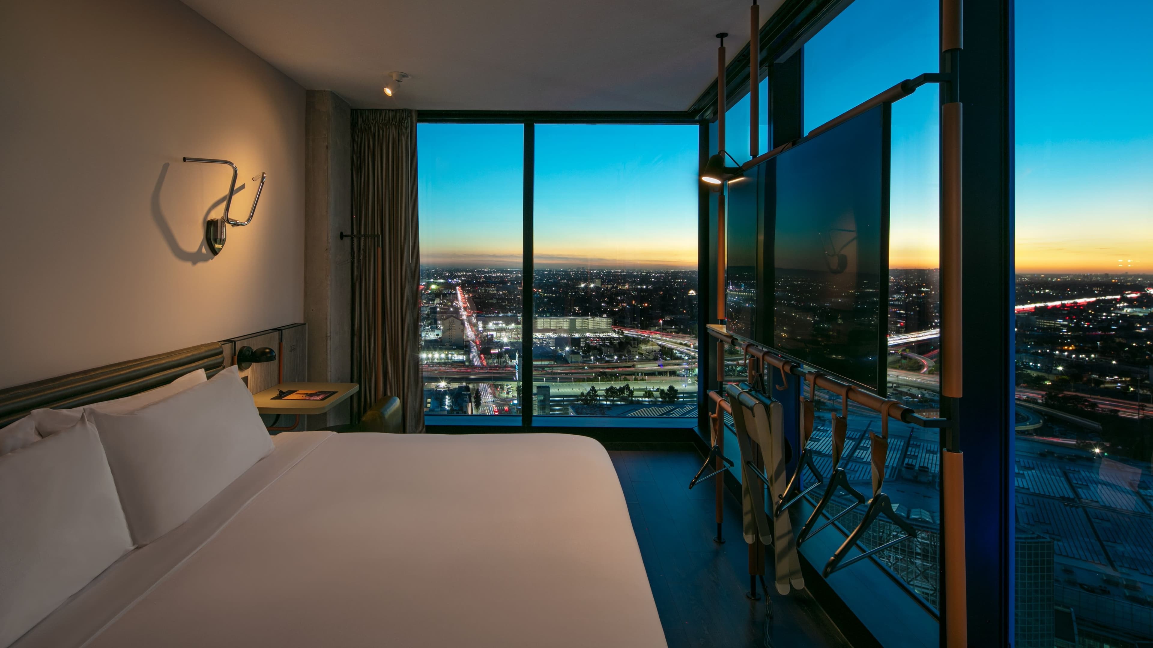 Corner King View Room - Image 1