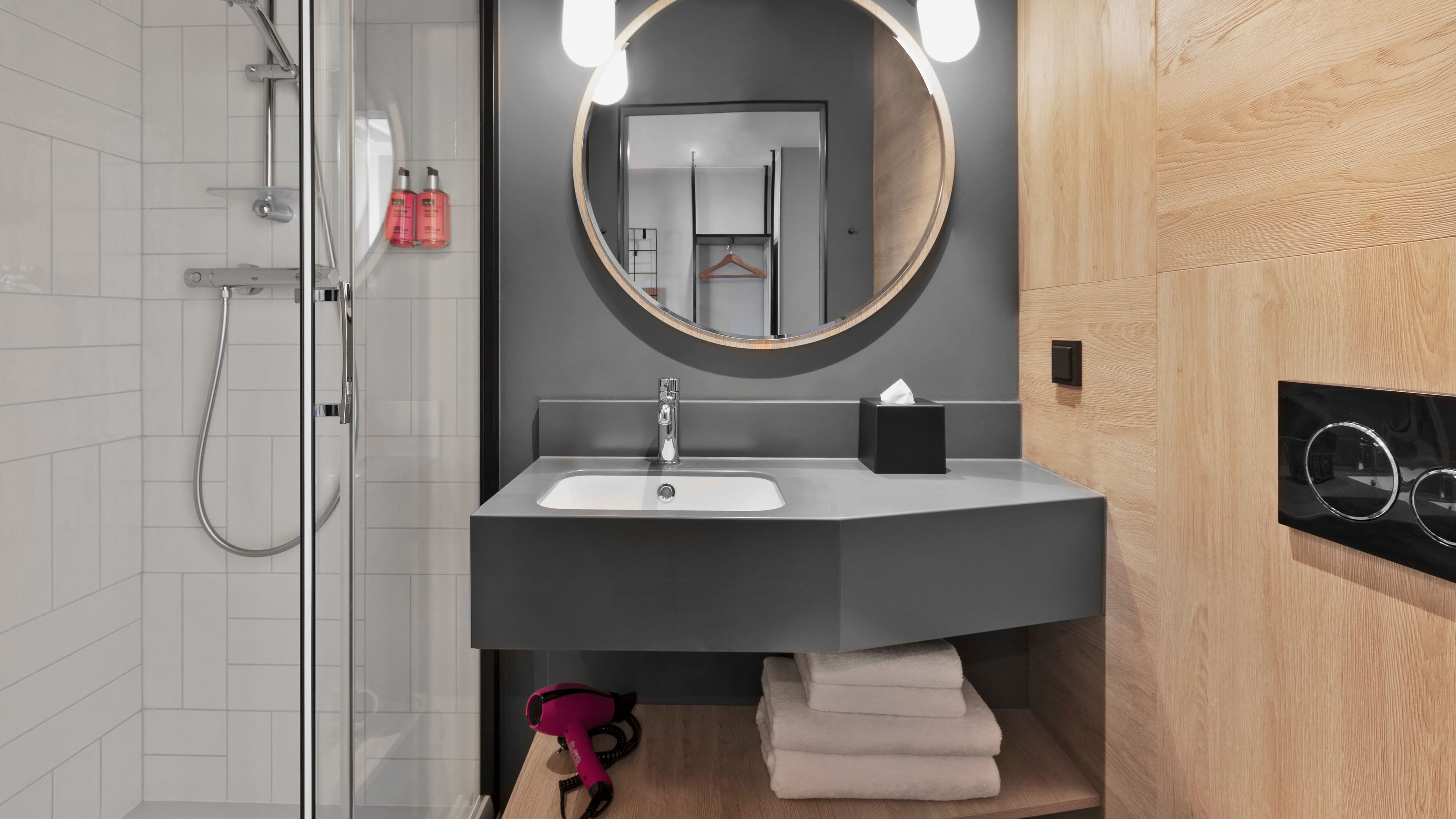 Queen Room - Image 6