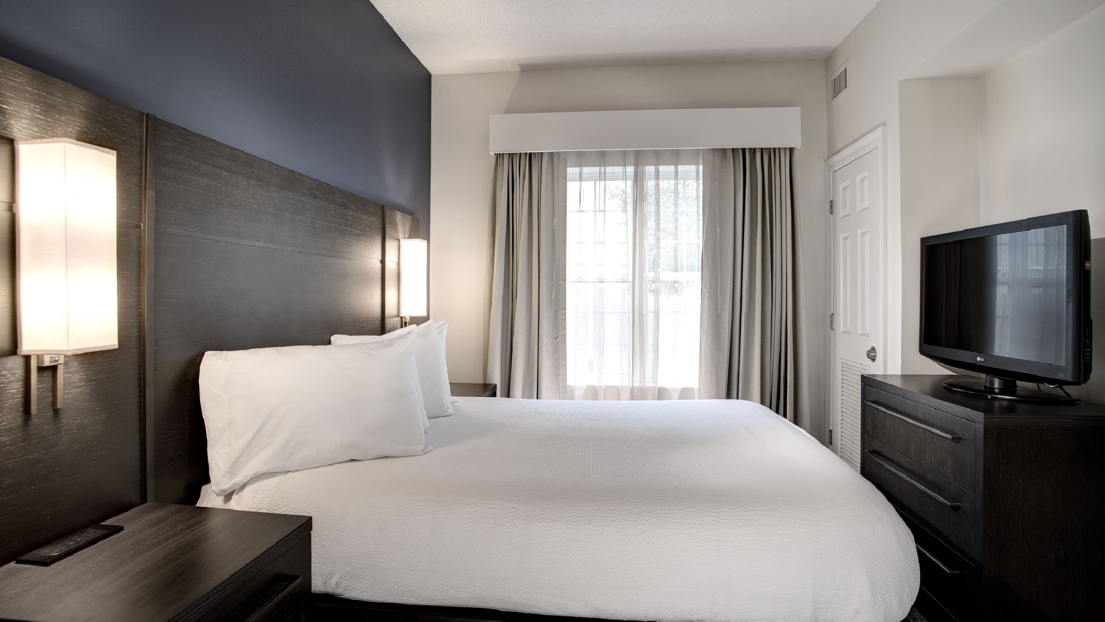 1 Bedroom Suite - Image 2