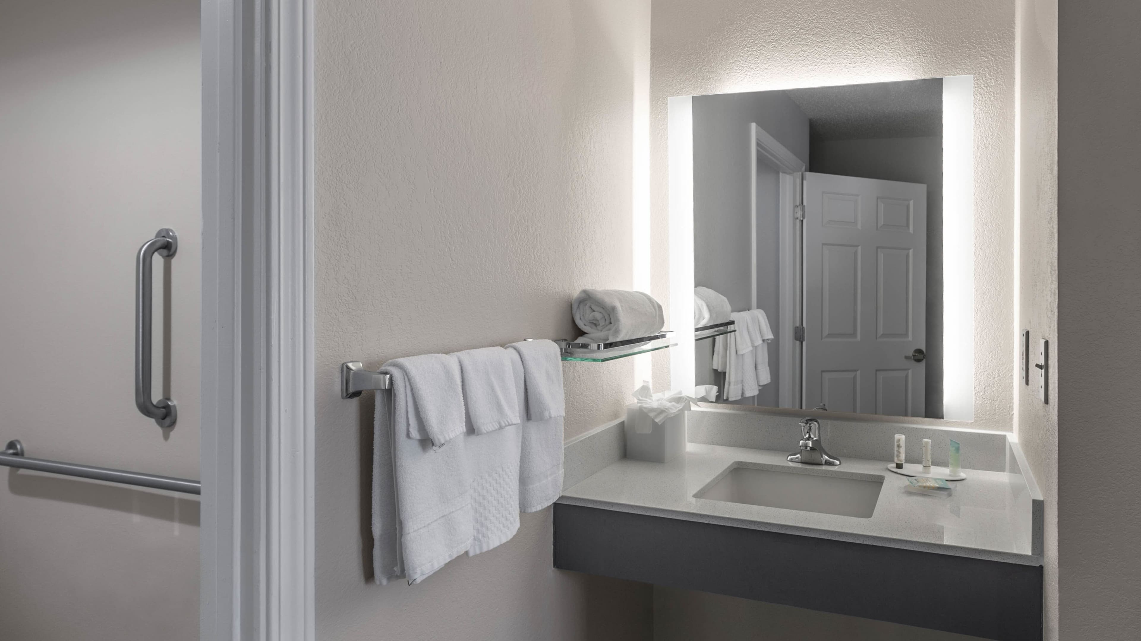 1 Bedroom 2 room Suite - Image 7