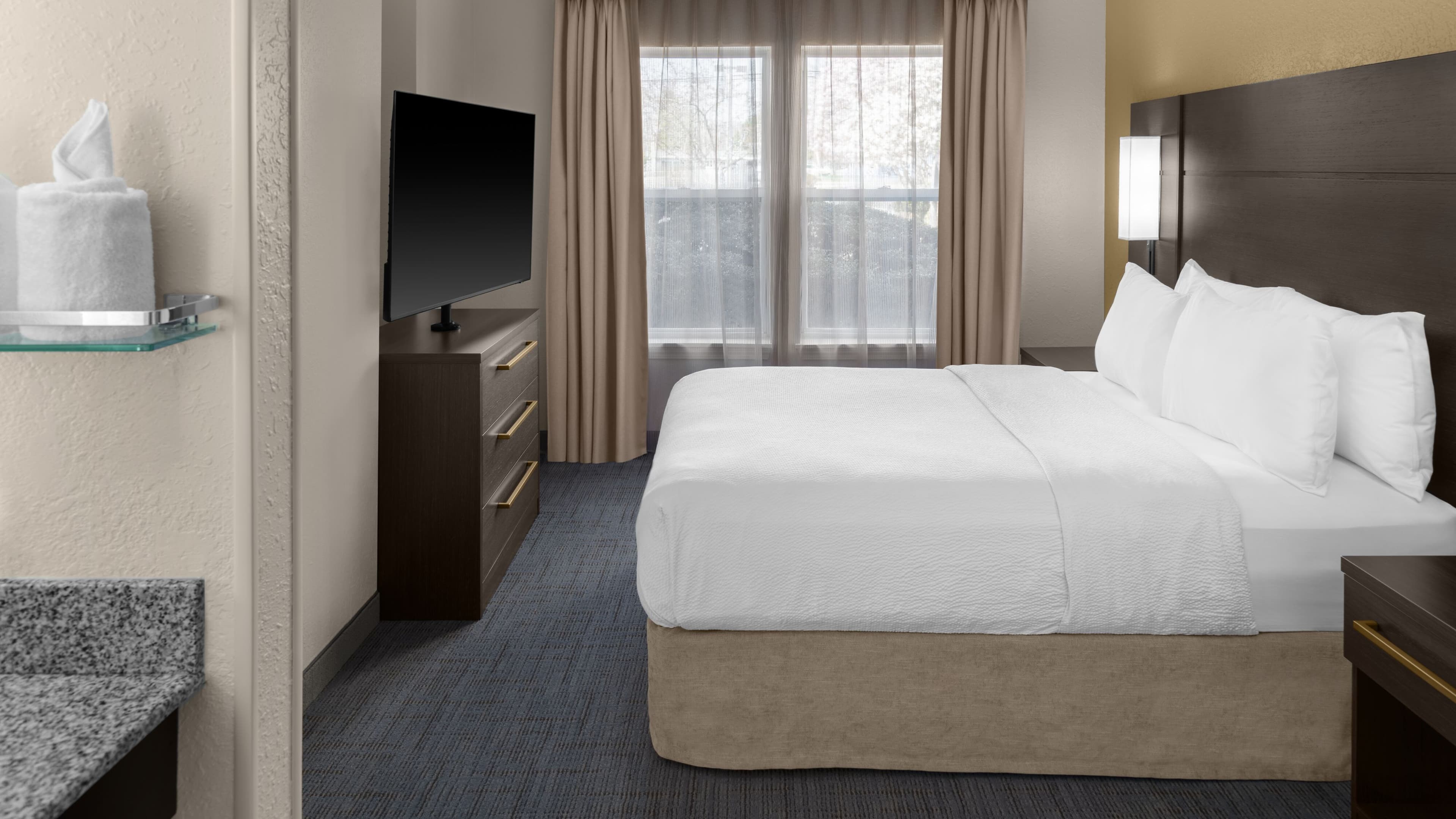 1 Bedroom 2 Room Suite - Image 5