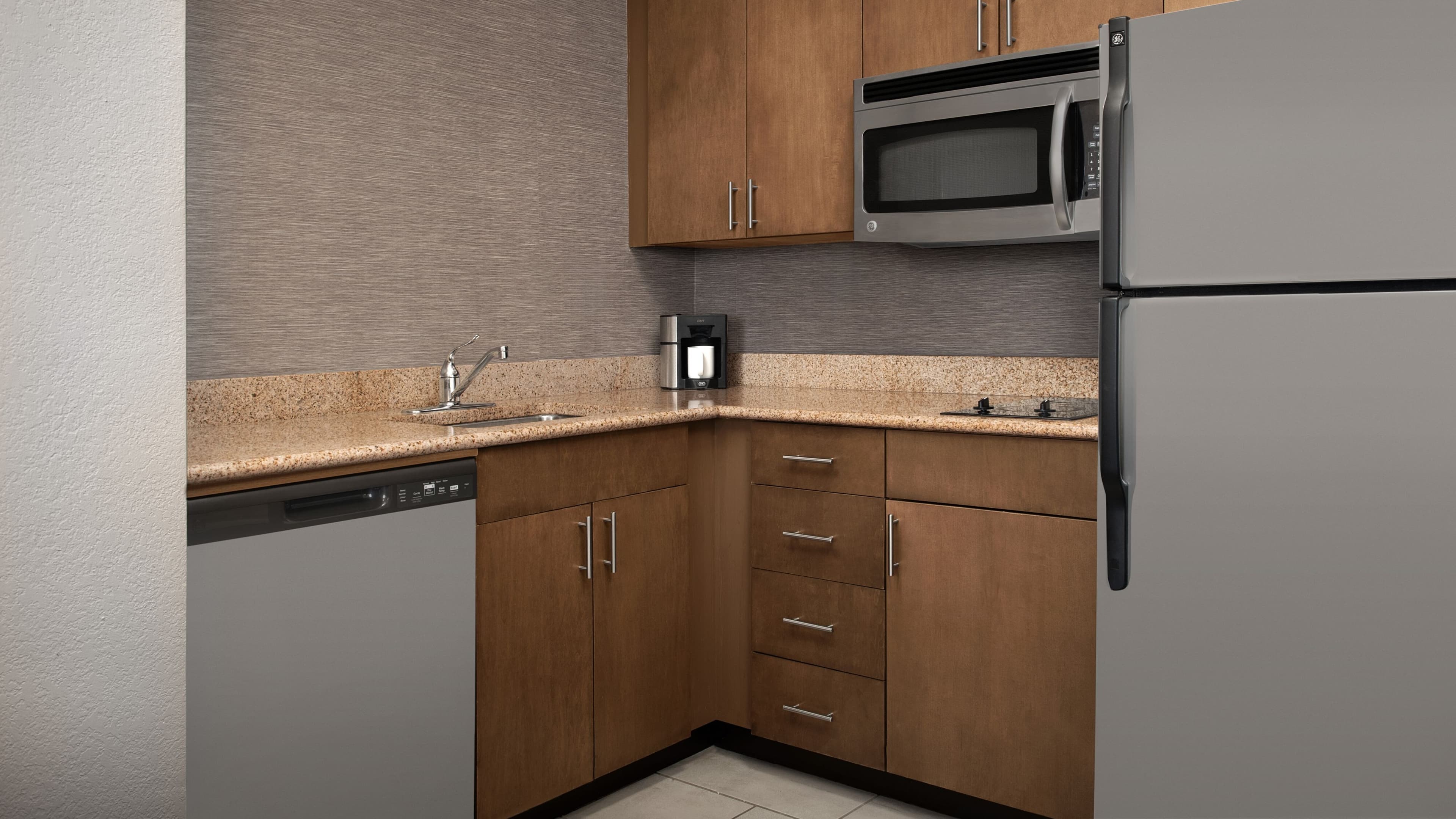 1 Bedroom 2 room Suite - Image 6