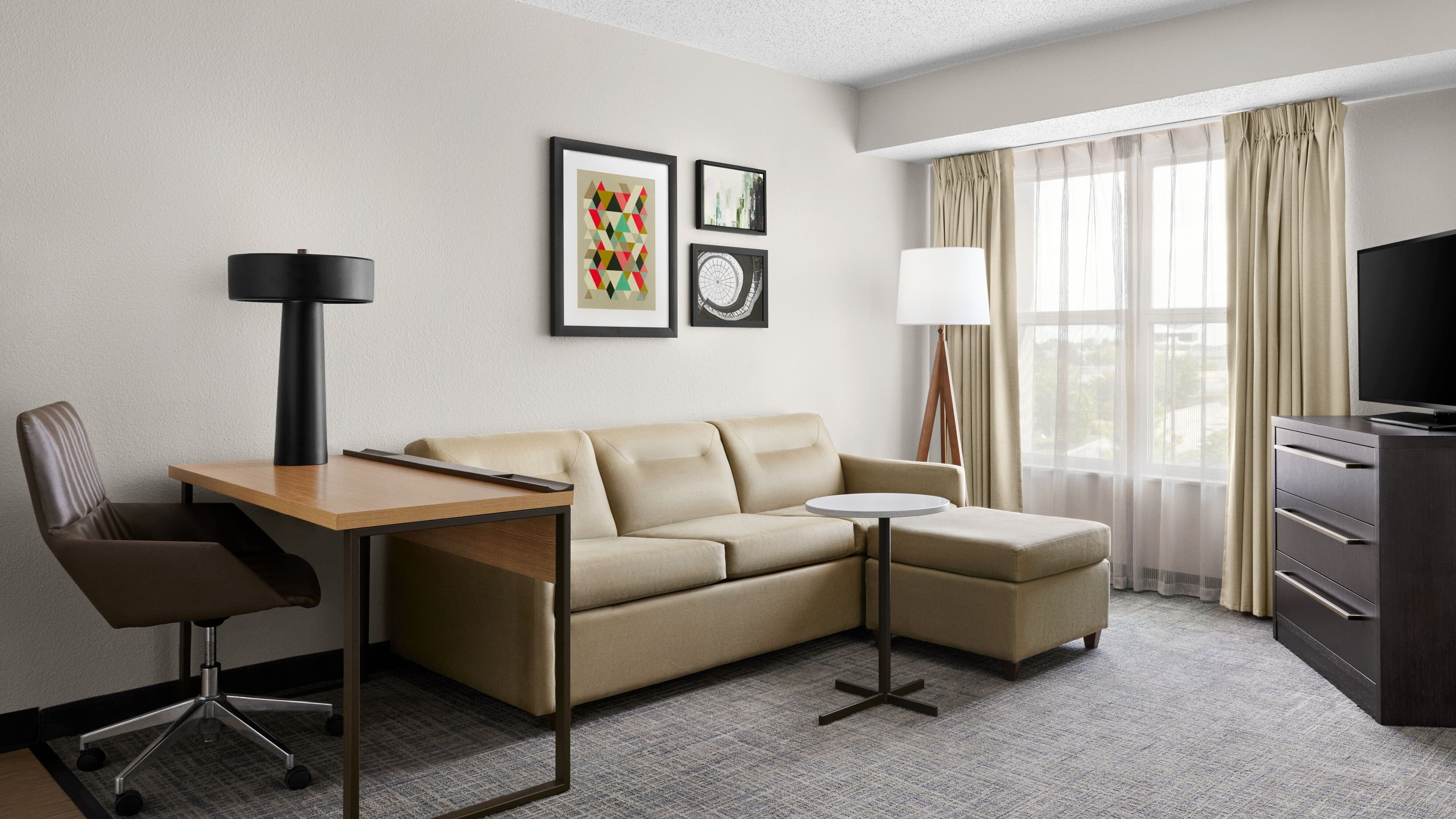 1 Bedroom Queen Suite - Image 1