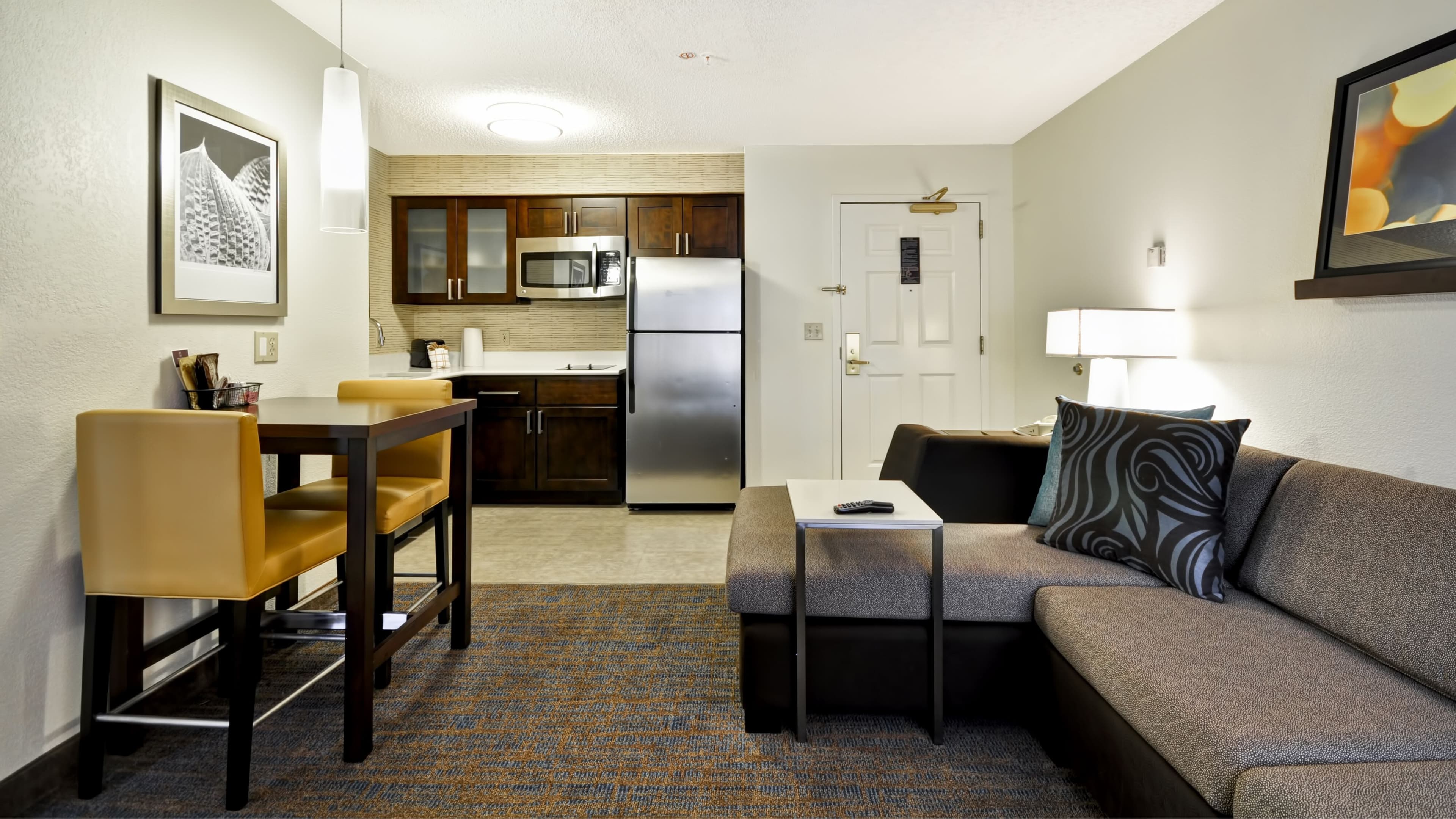 1 Bedroom 2 room Suite - Image 7