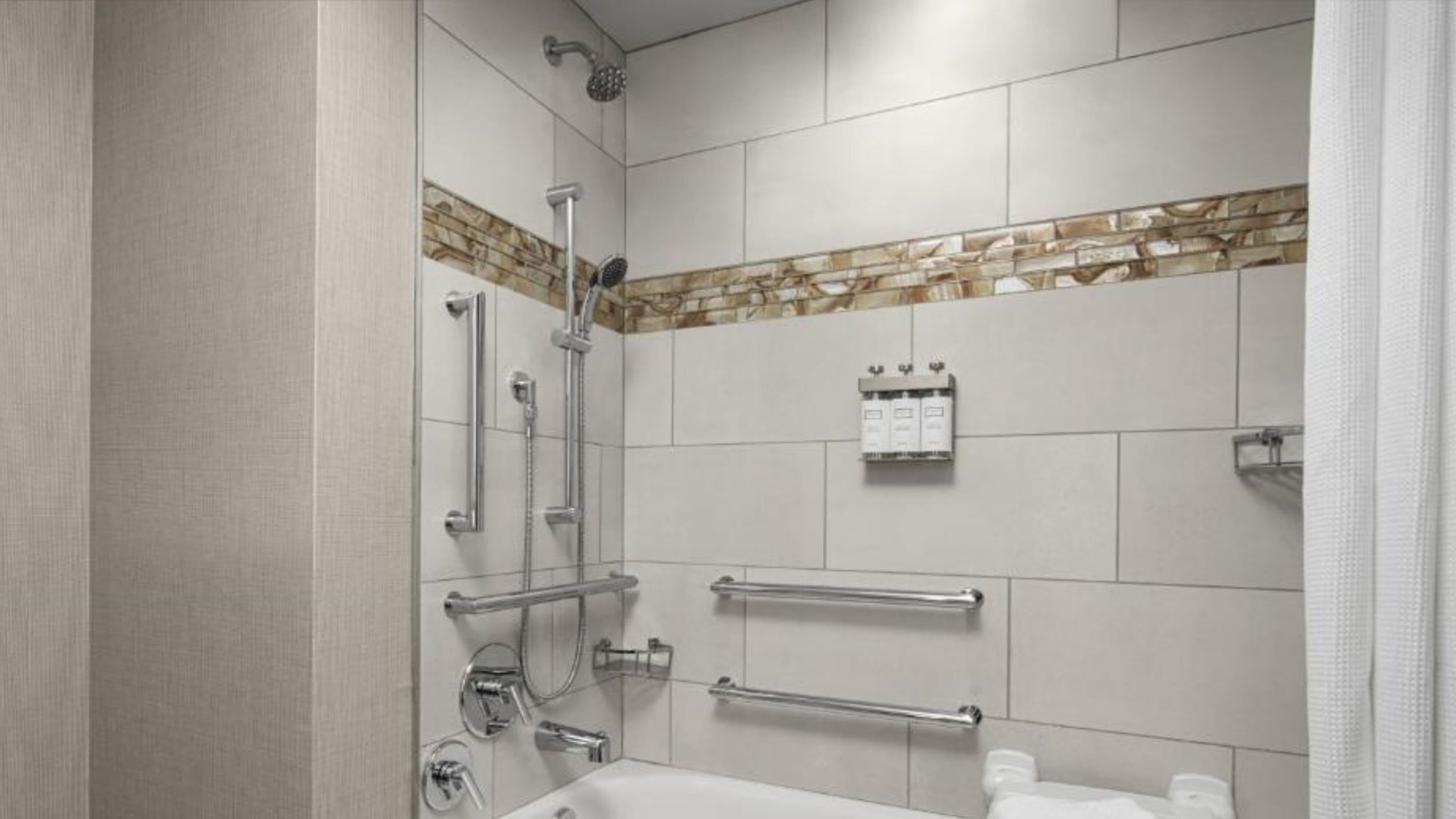 Queen Queen 1 Bedrm Suite - Image 7
