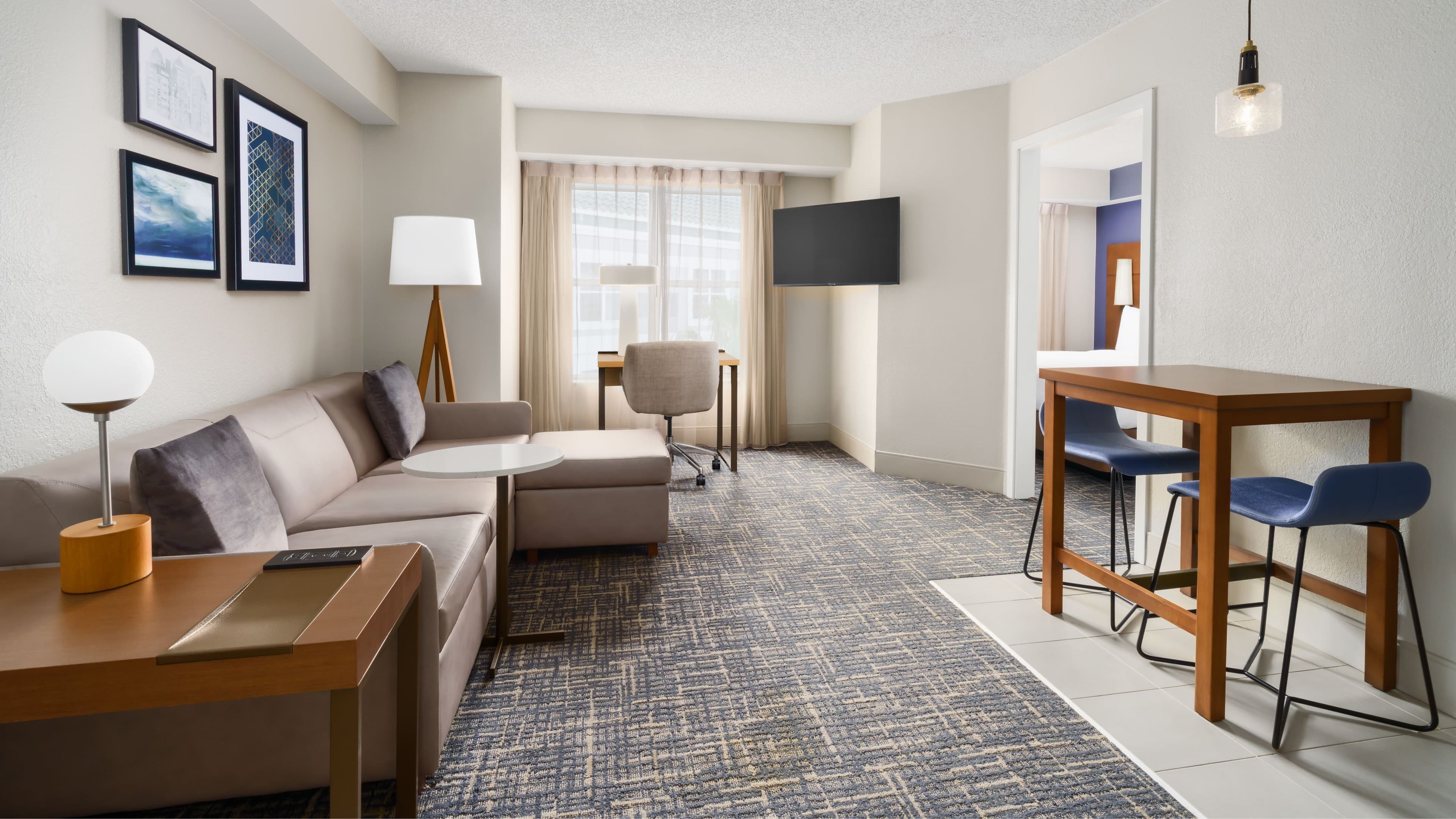 1 Bedroom 2 room Suite - Image 1