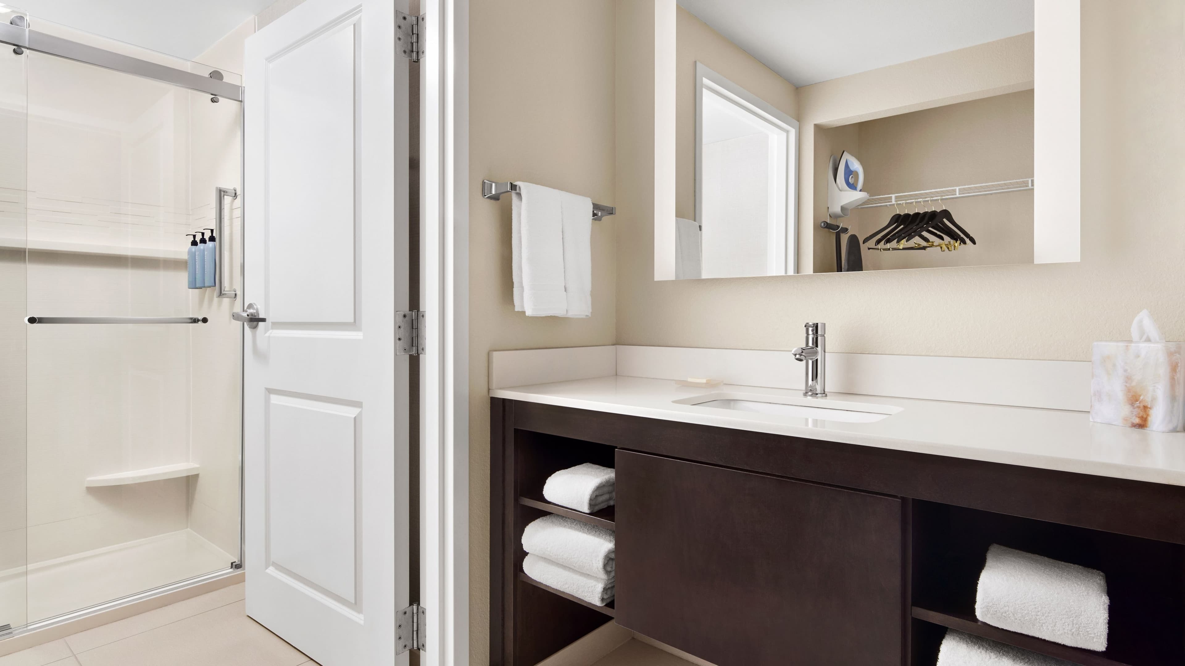 Two Bedroom Queen Suite - Image 4