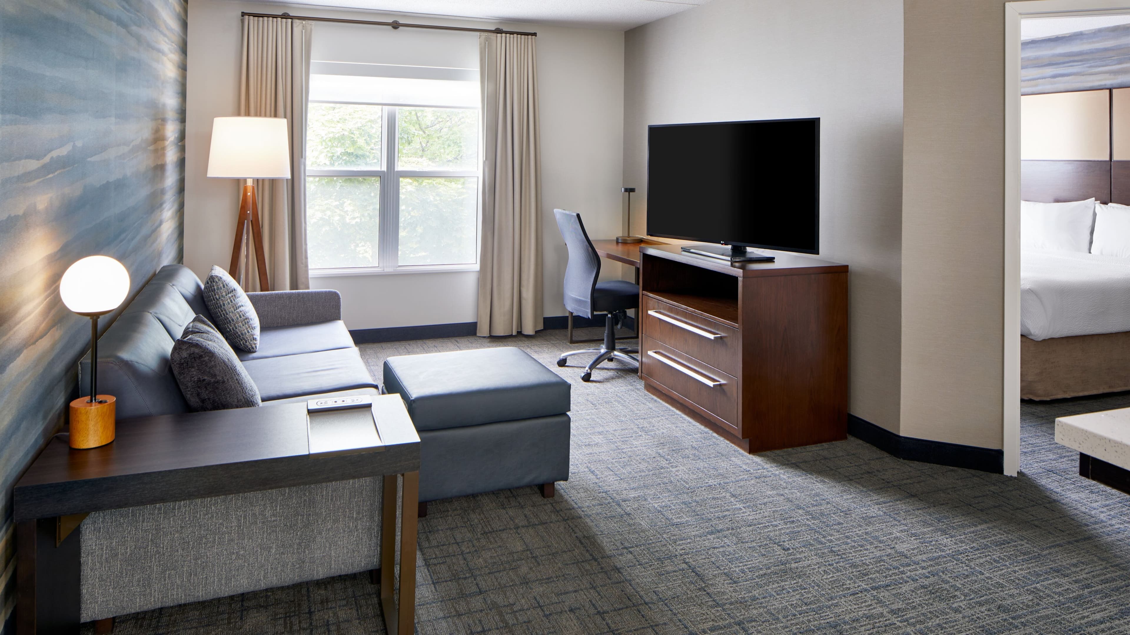 1 Bedroom 2 room Suite - Image 1