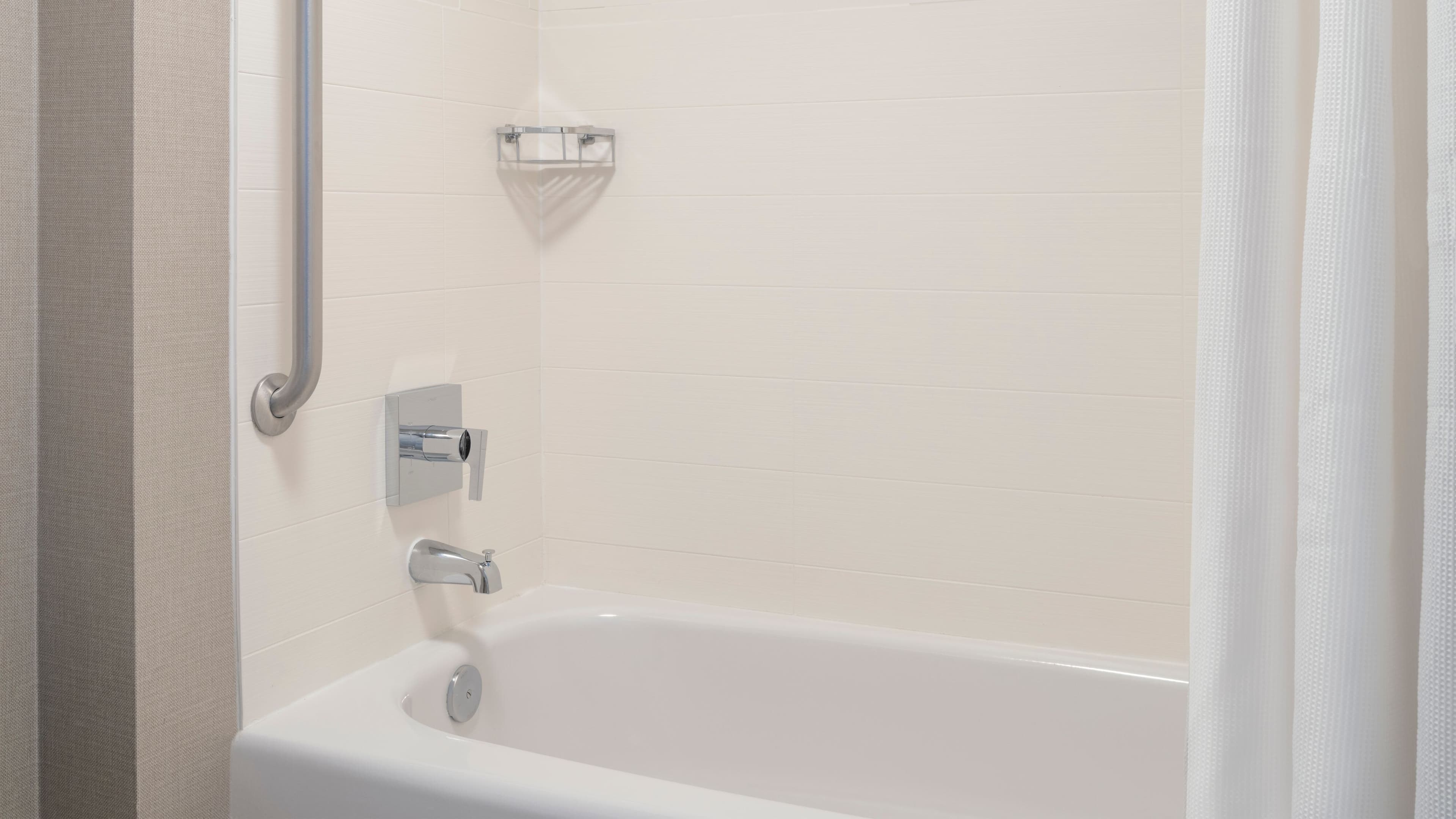 1 Bedroom 2 room Suite - Image 7