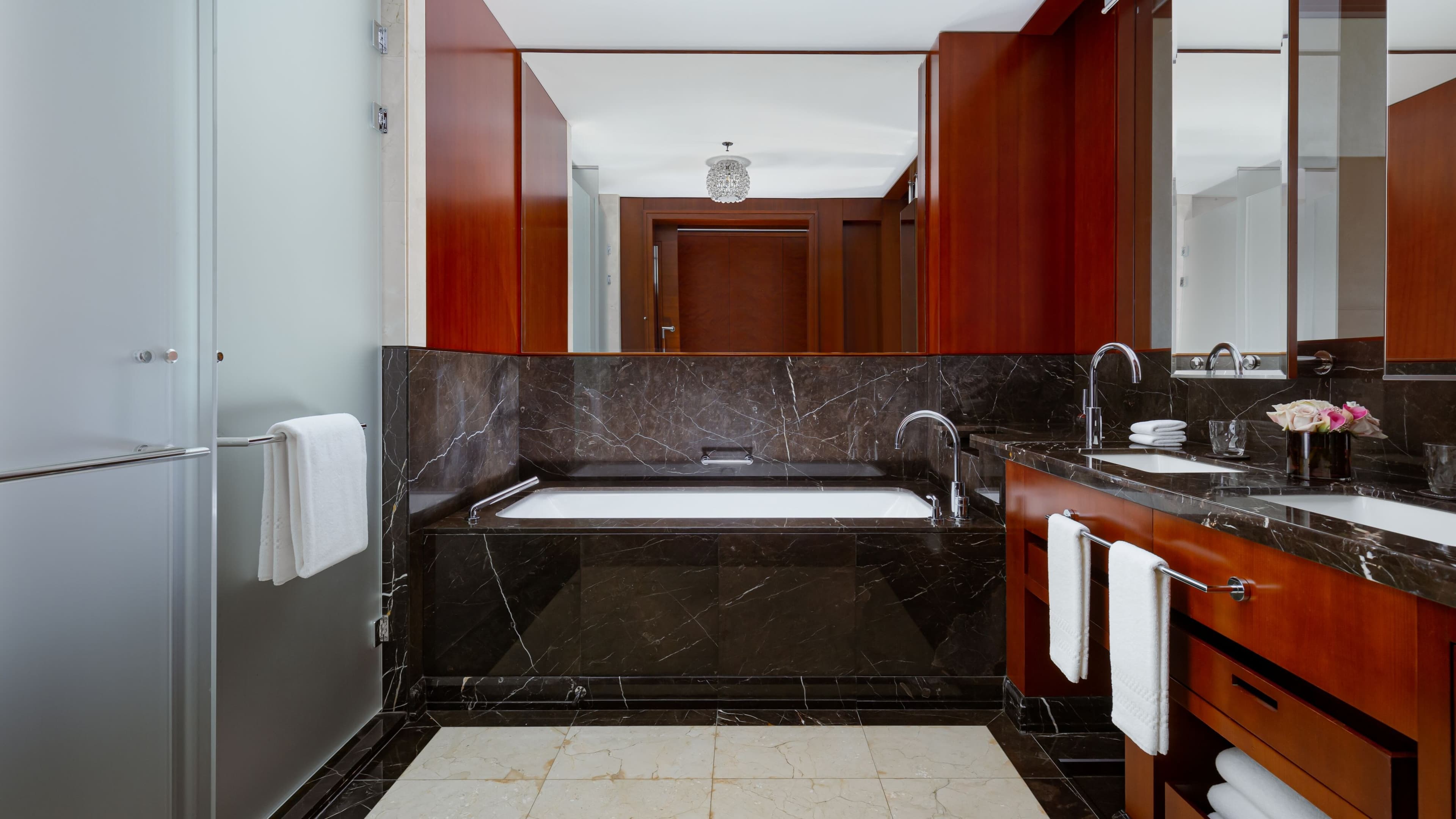 Deluxe Guest room - Image 5