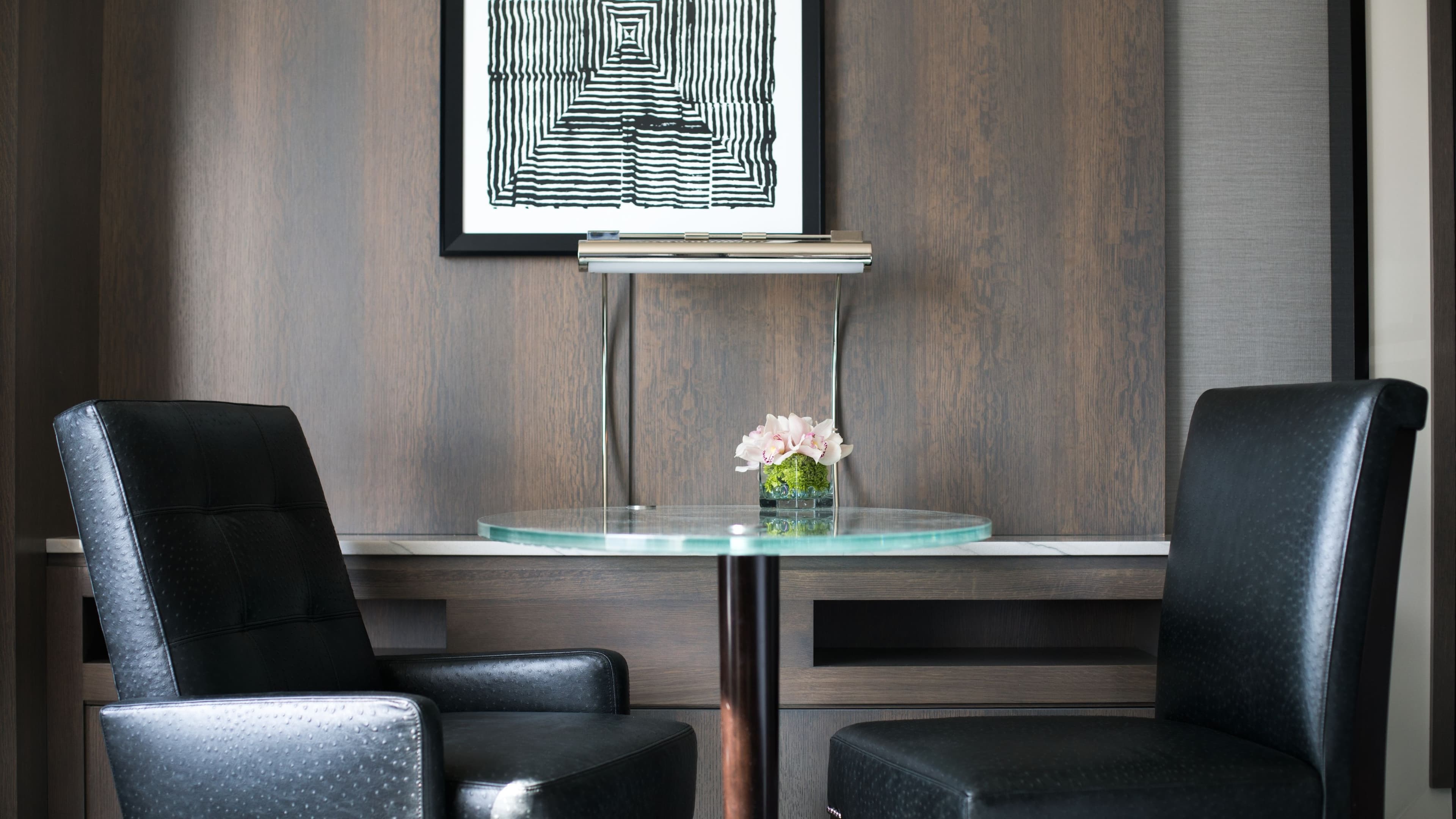 Club lounge access - Image 6