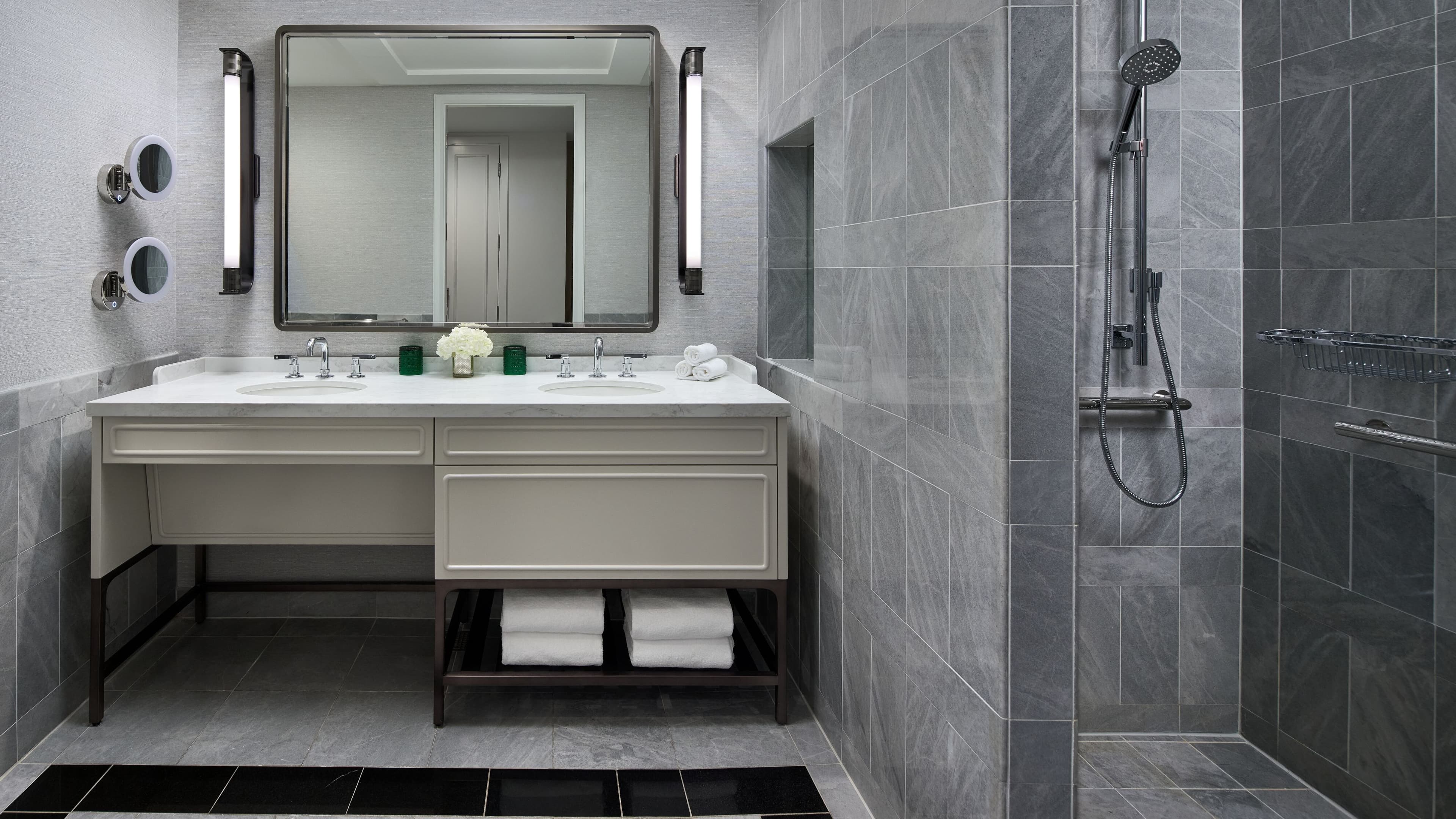 Deluxe Guest room - Image 7