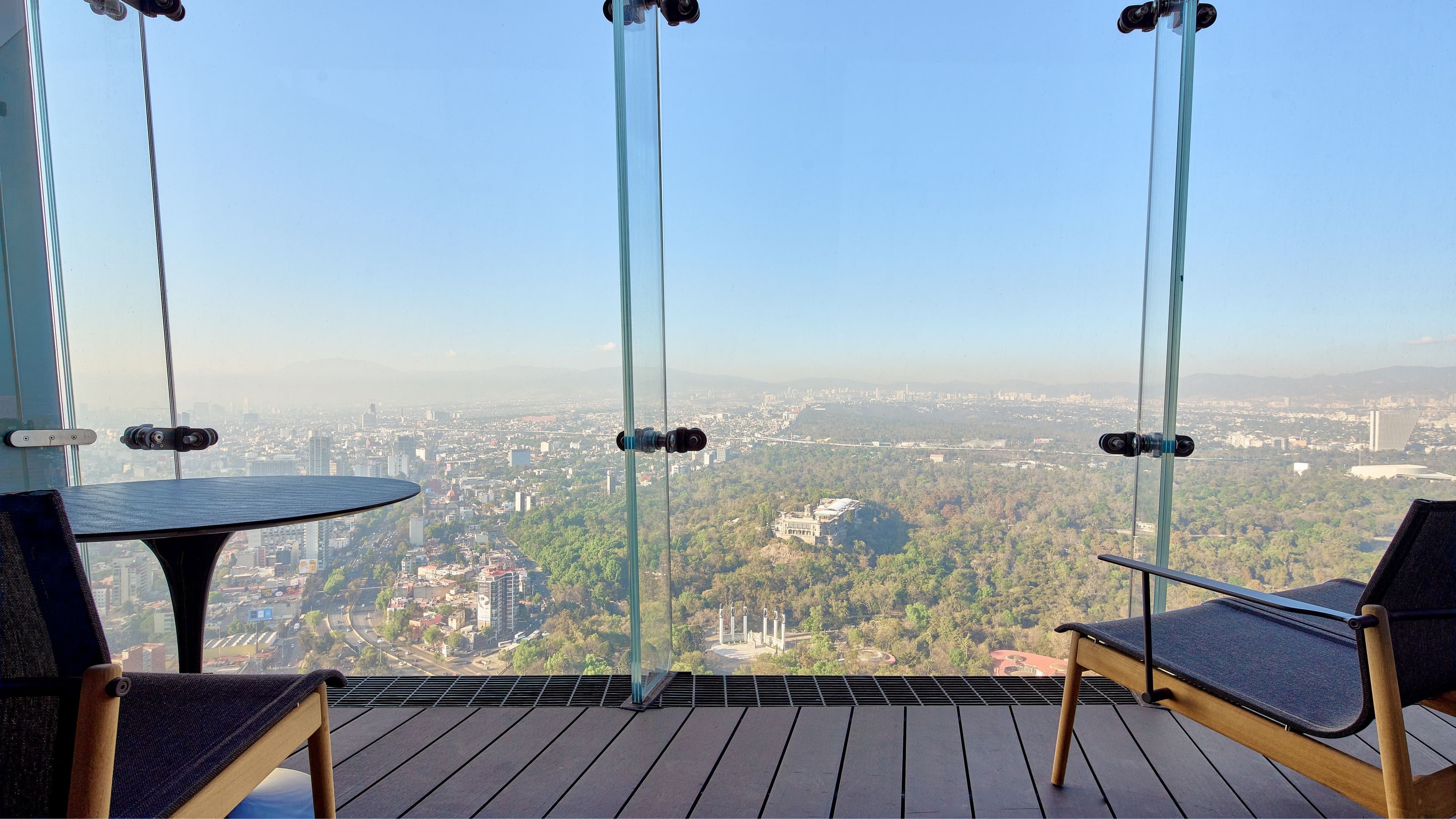 Club lounge access - Image 2