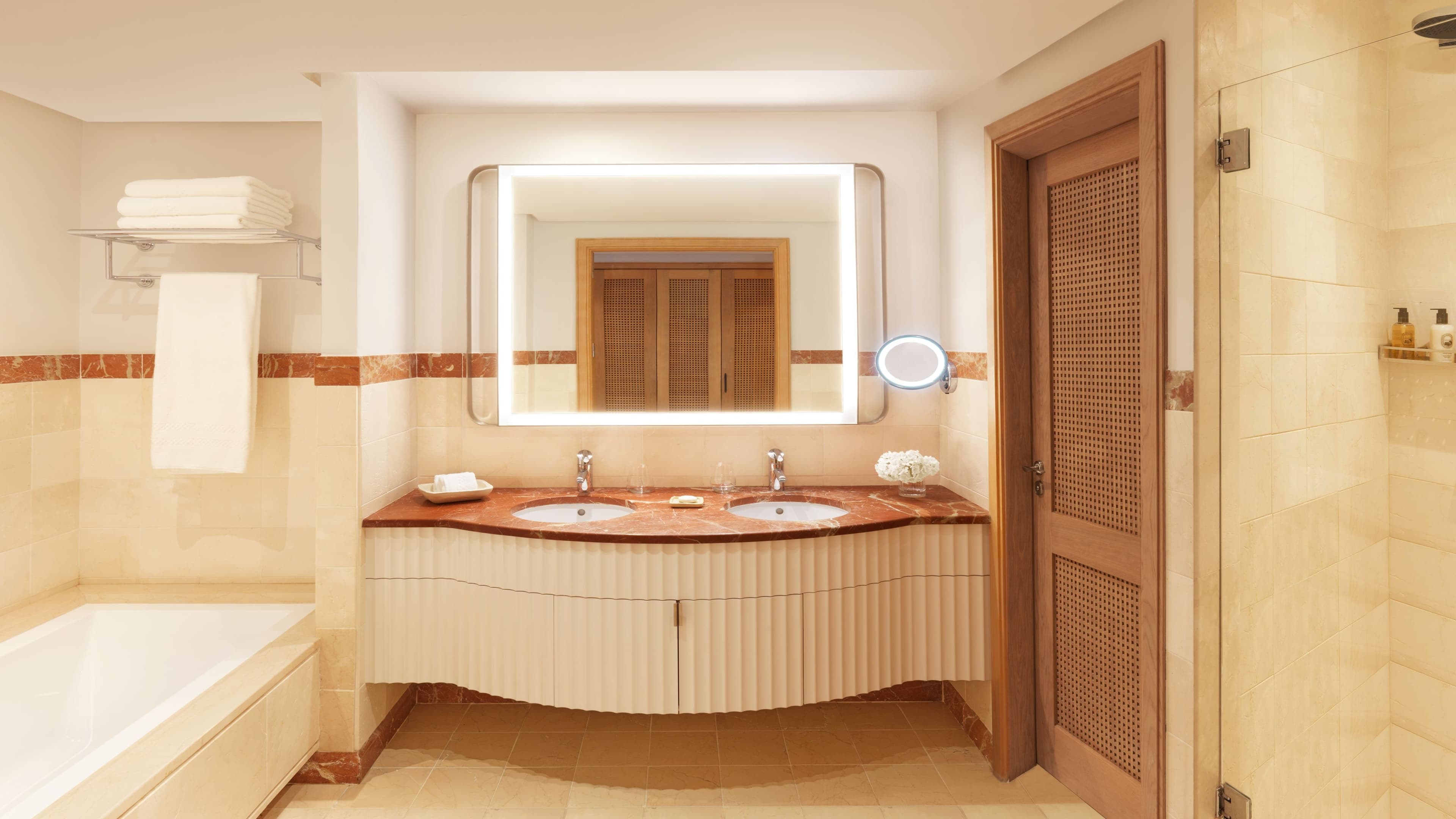 Deluxe Guest room - Image 7