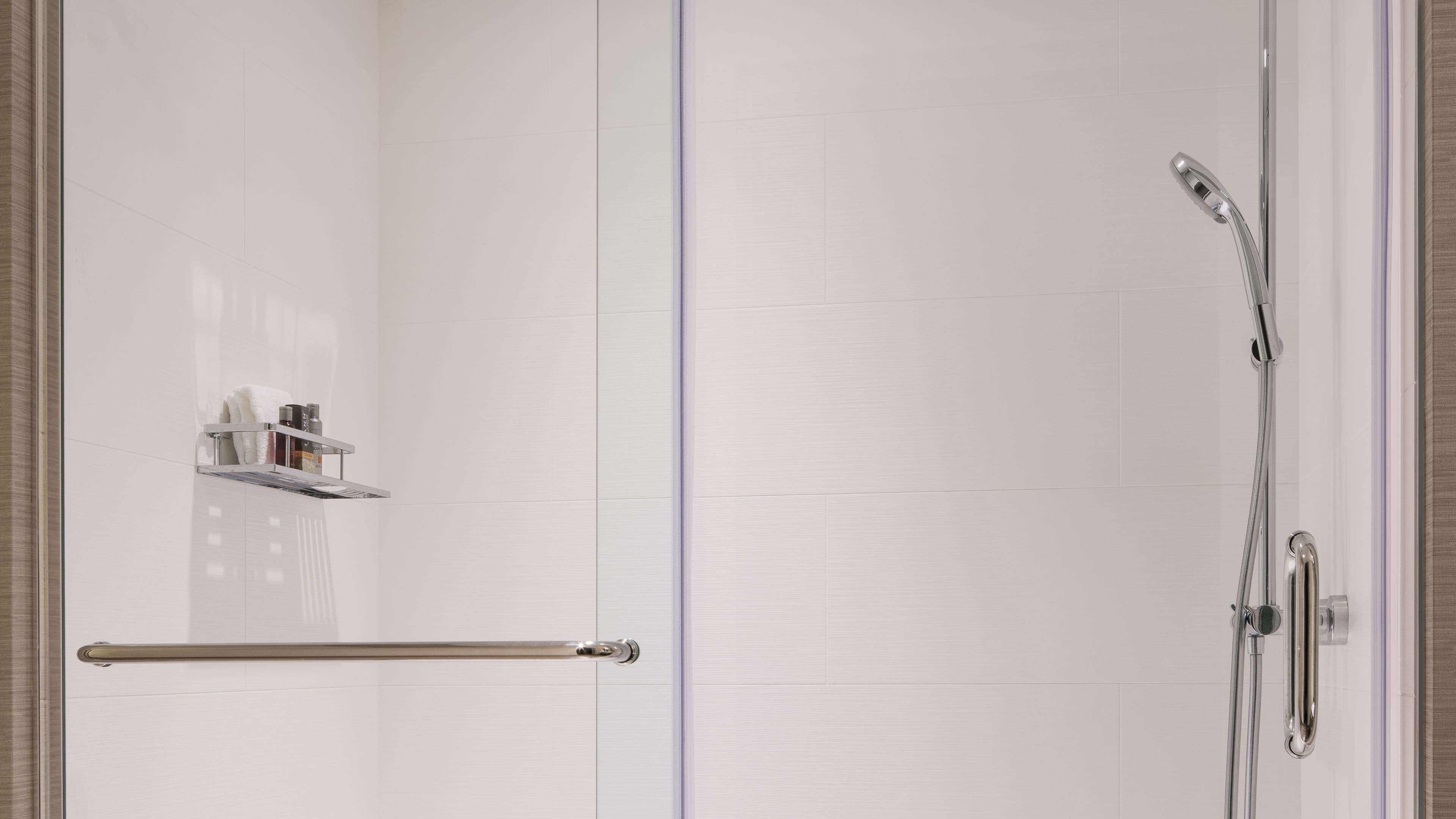 Deluxe Guest room - Image 7