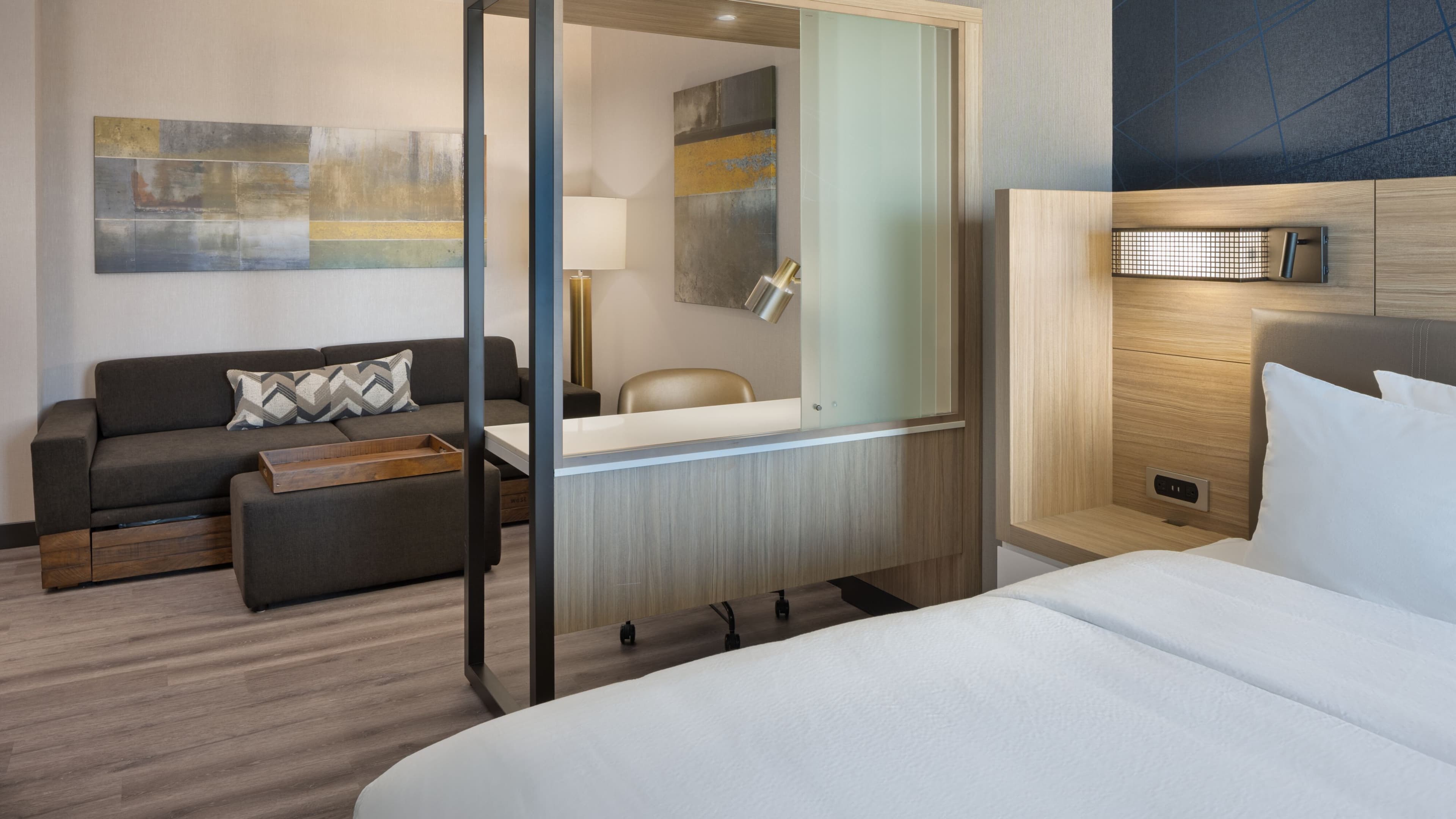 Suite - Image 1