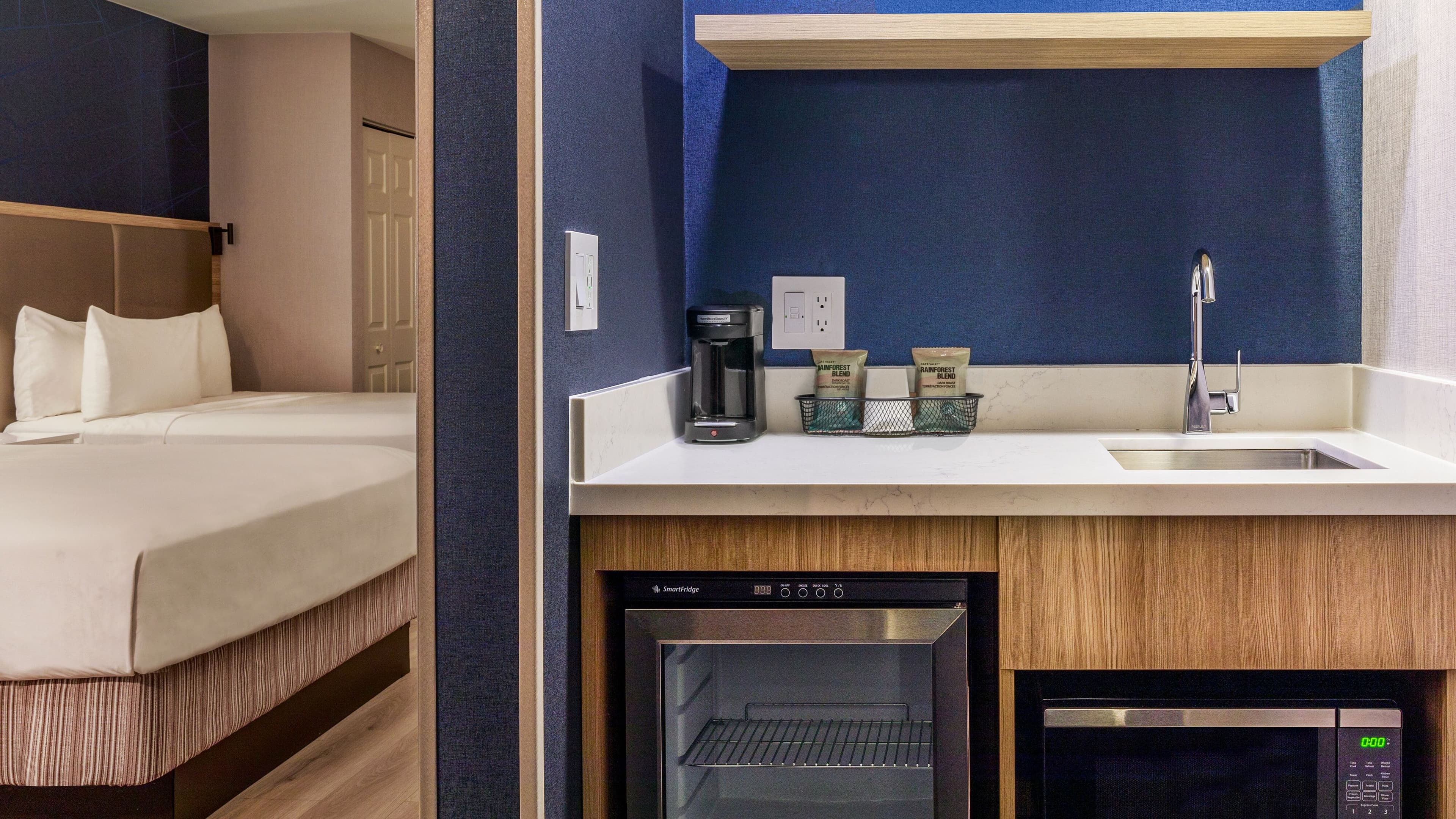 Two Queen Bed Suite - Image 7