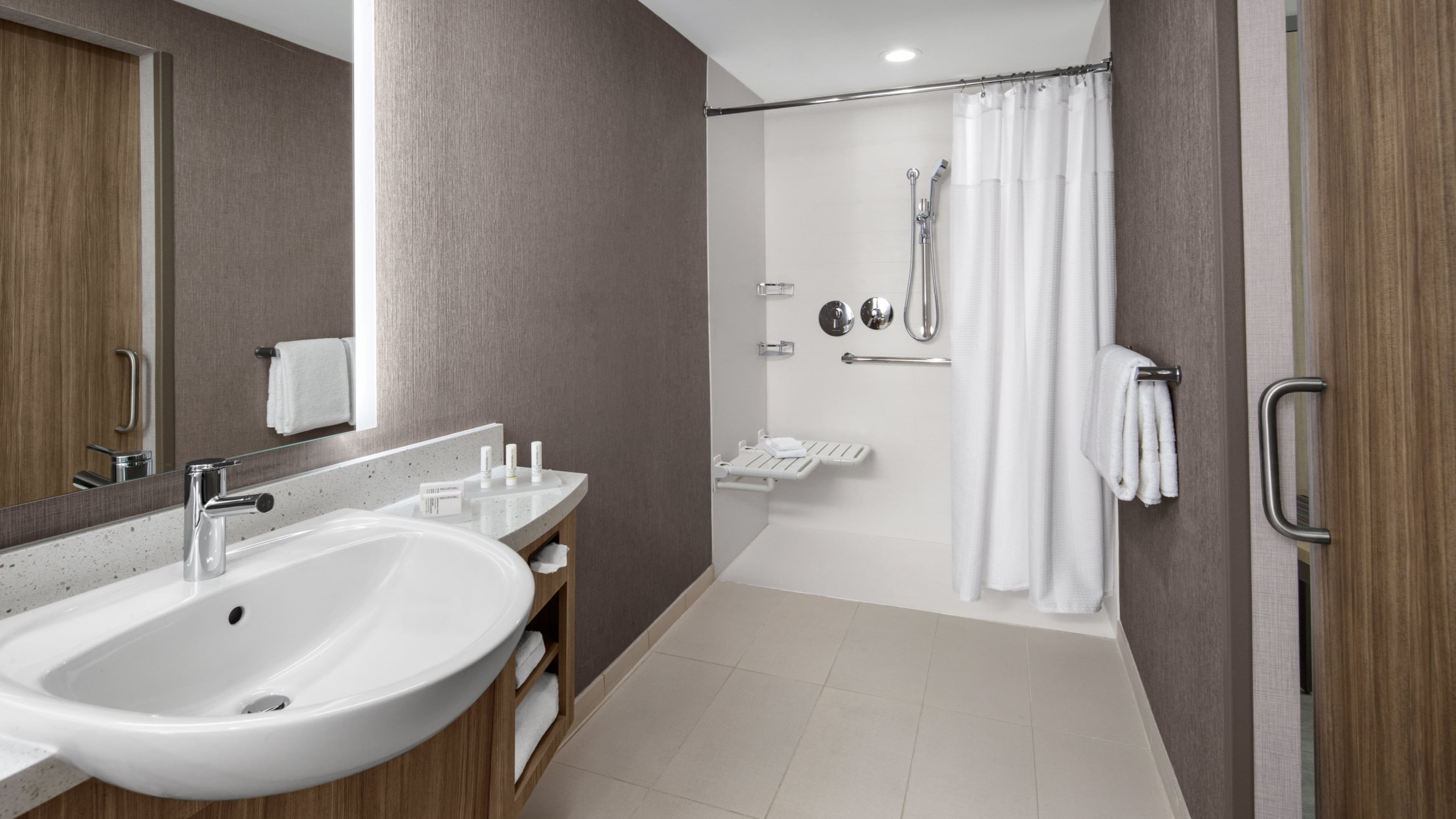 King Guest Room - Image 7