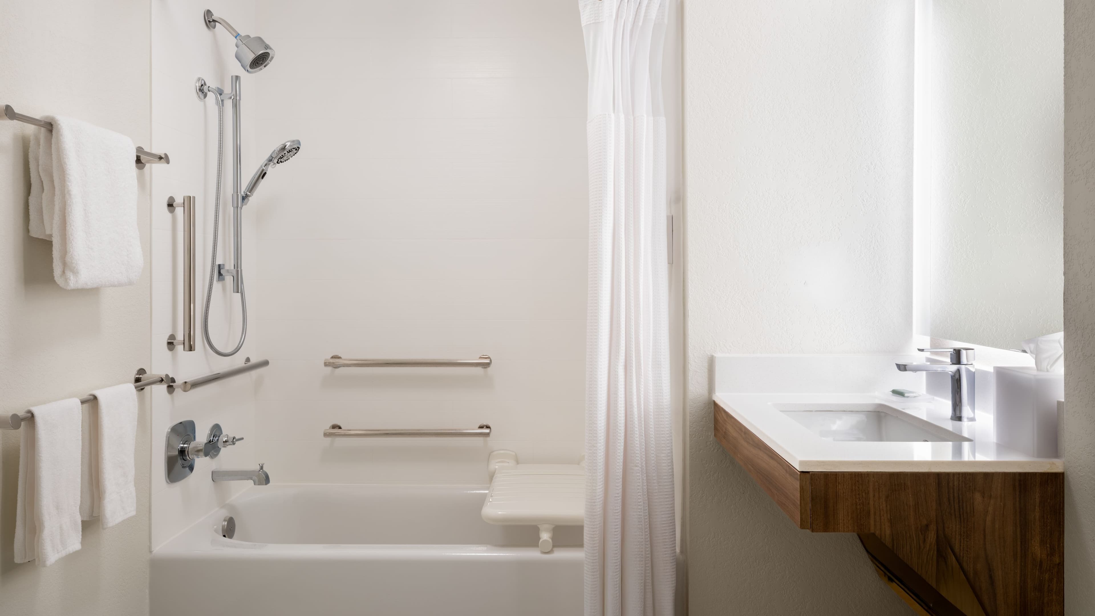 Queen Suite - Image 5