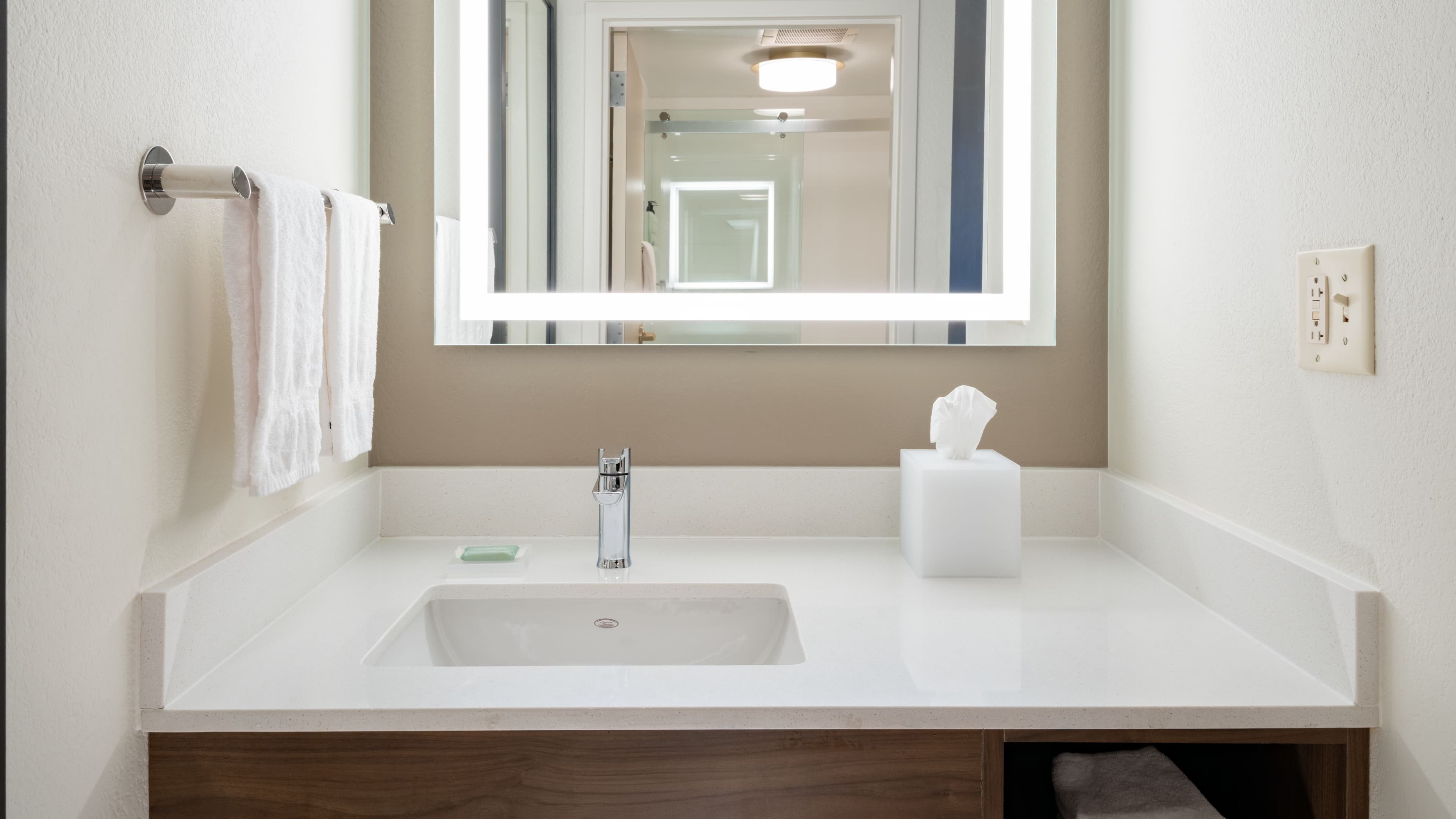 Queen Suite - Image 6