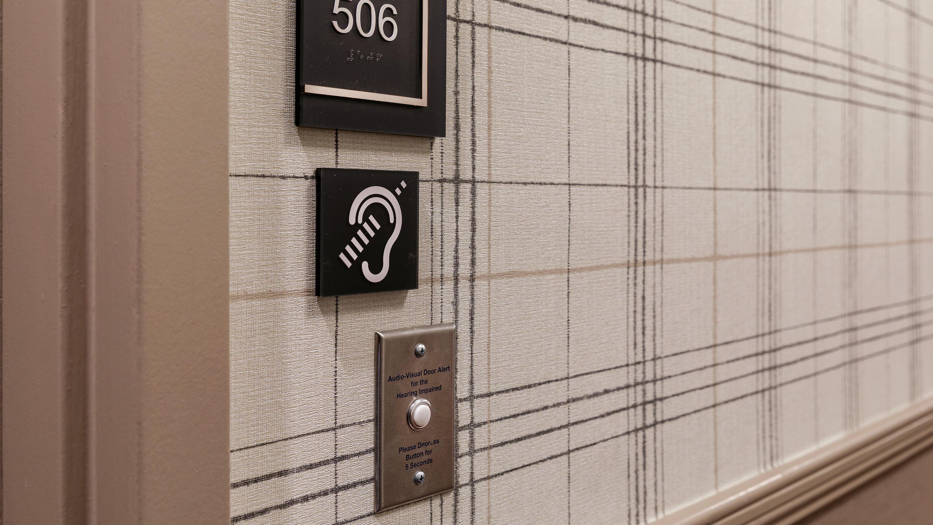 Sheraton Commander Hotel — 7