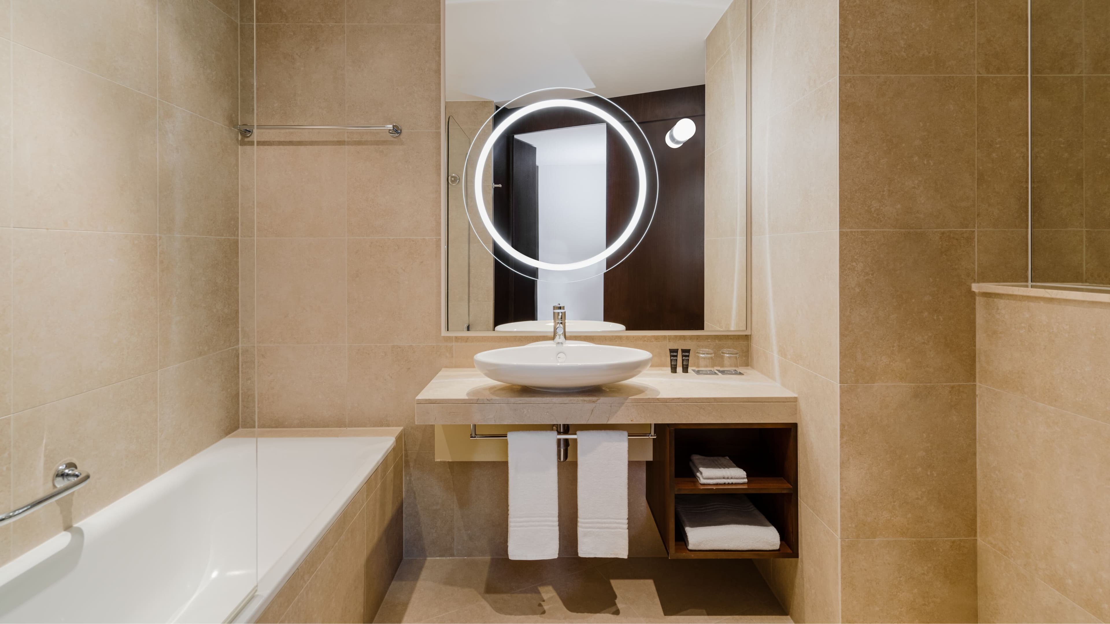Sheraton Poznan Hotel - Image 4