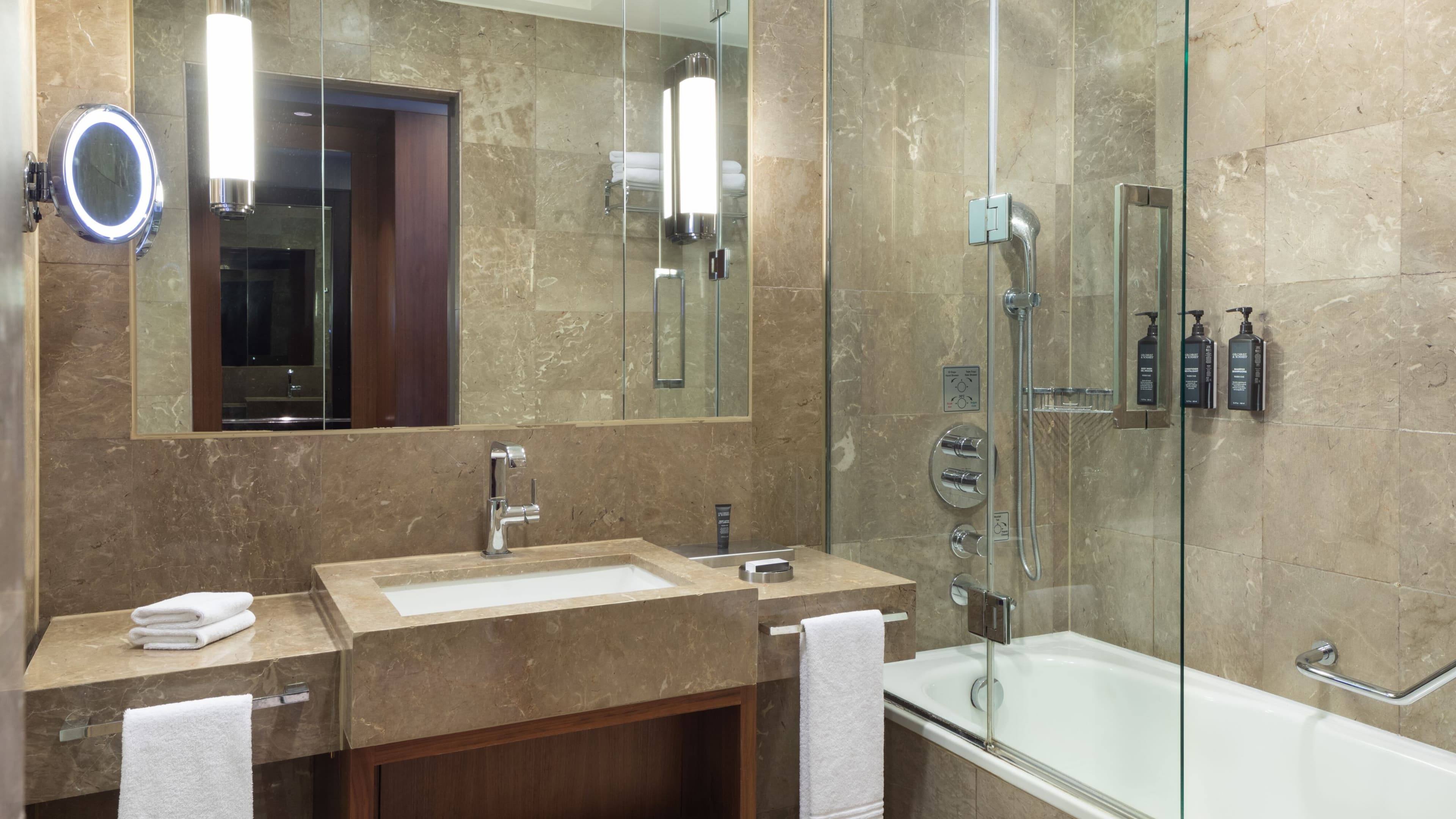 Classic Guest Room - Image 8