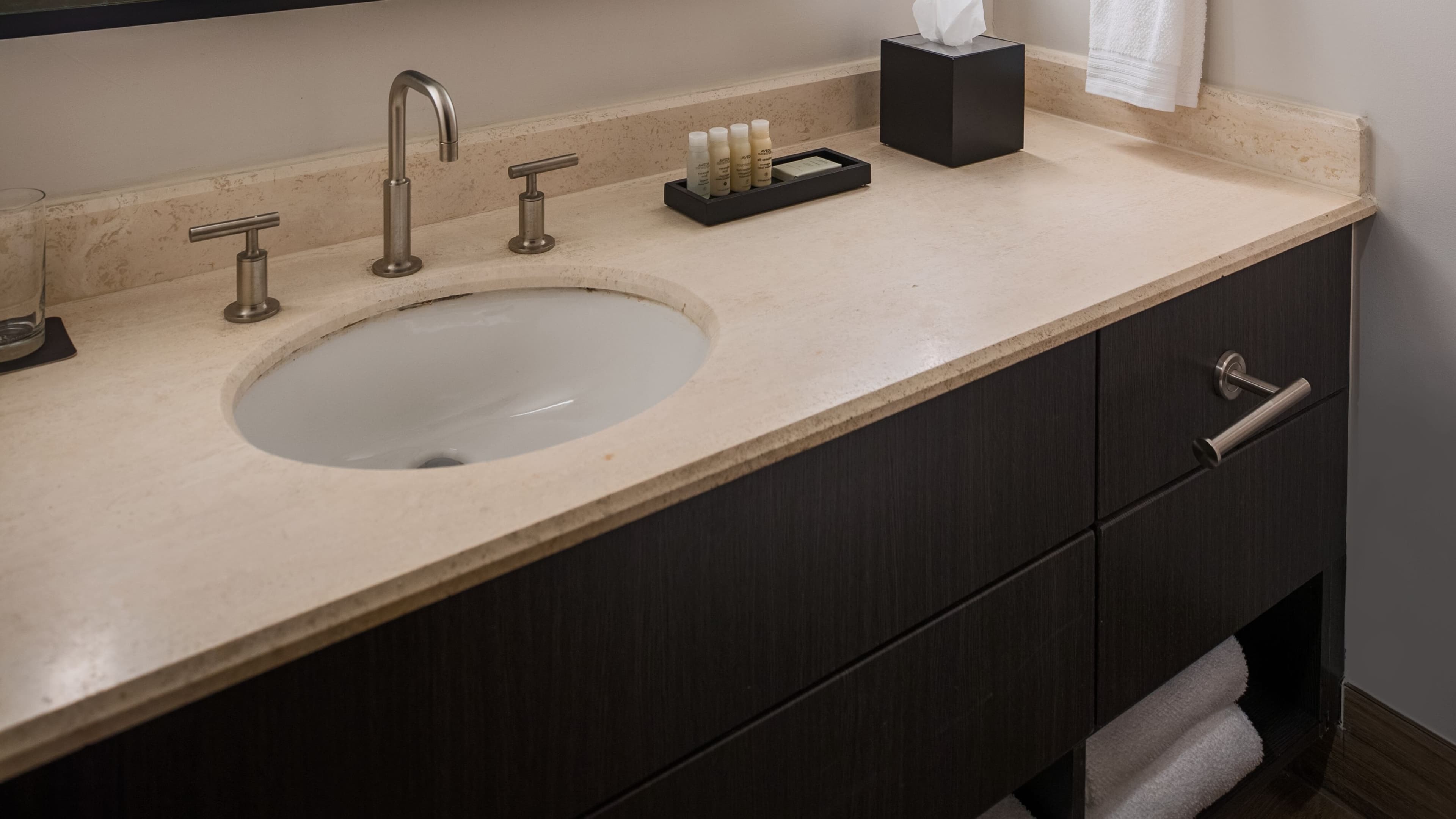 Club lounge access - Image 7