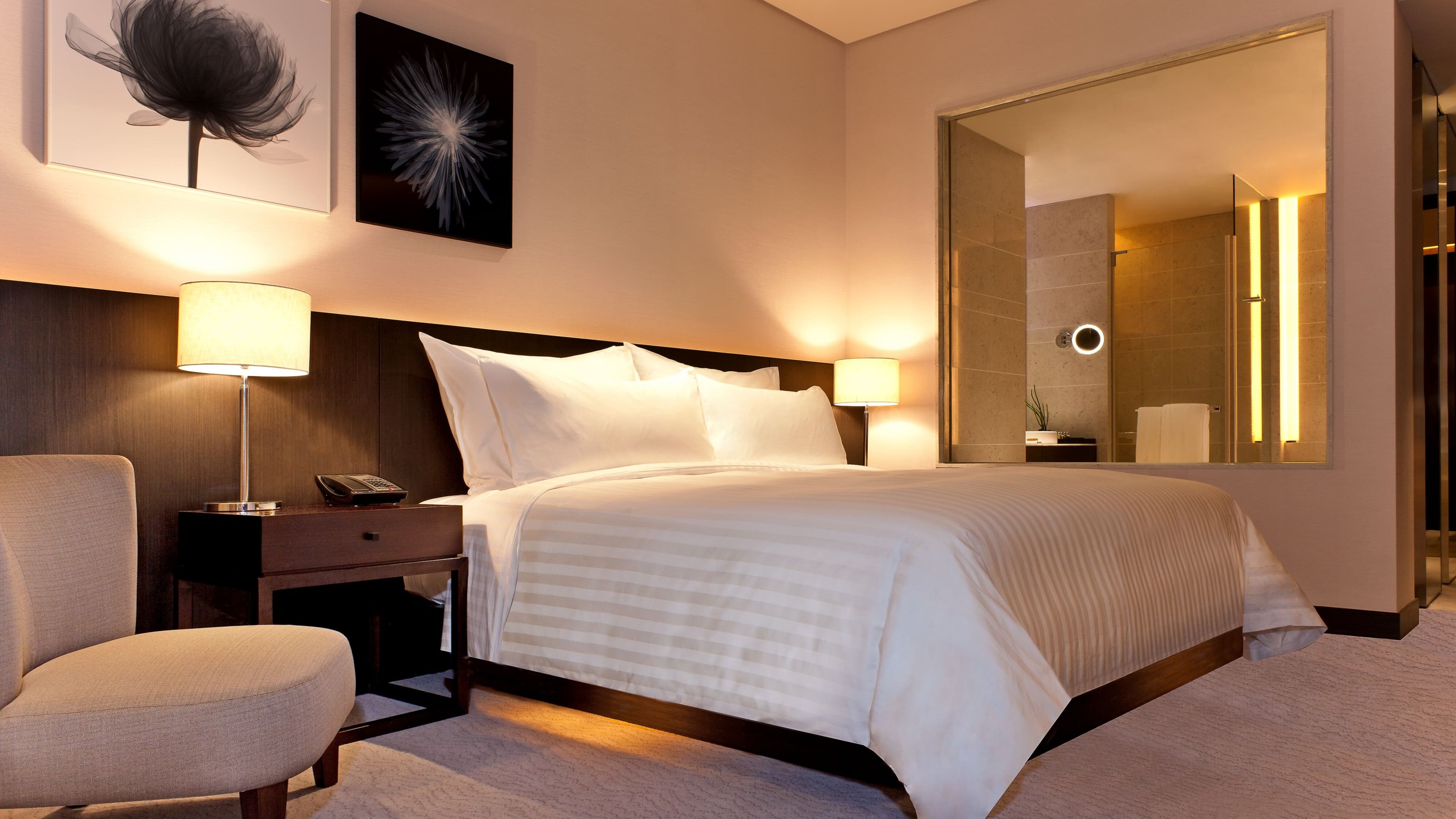 Deluxe King Room - Image 1