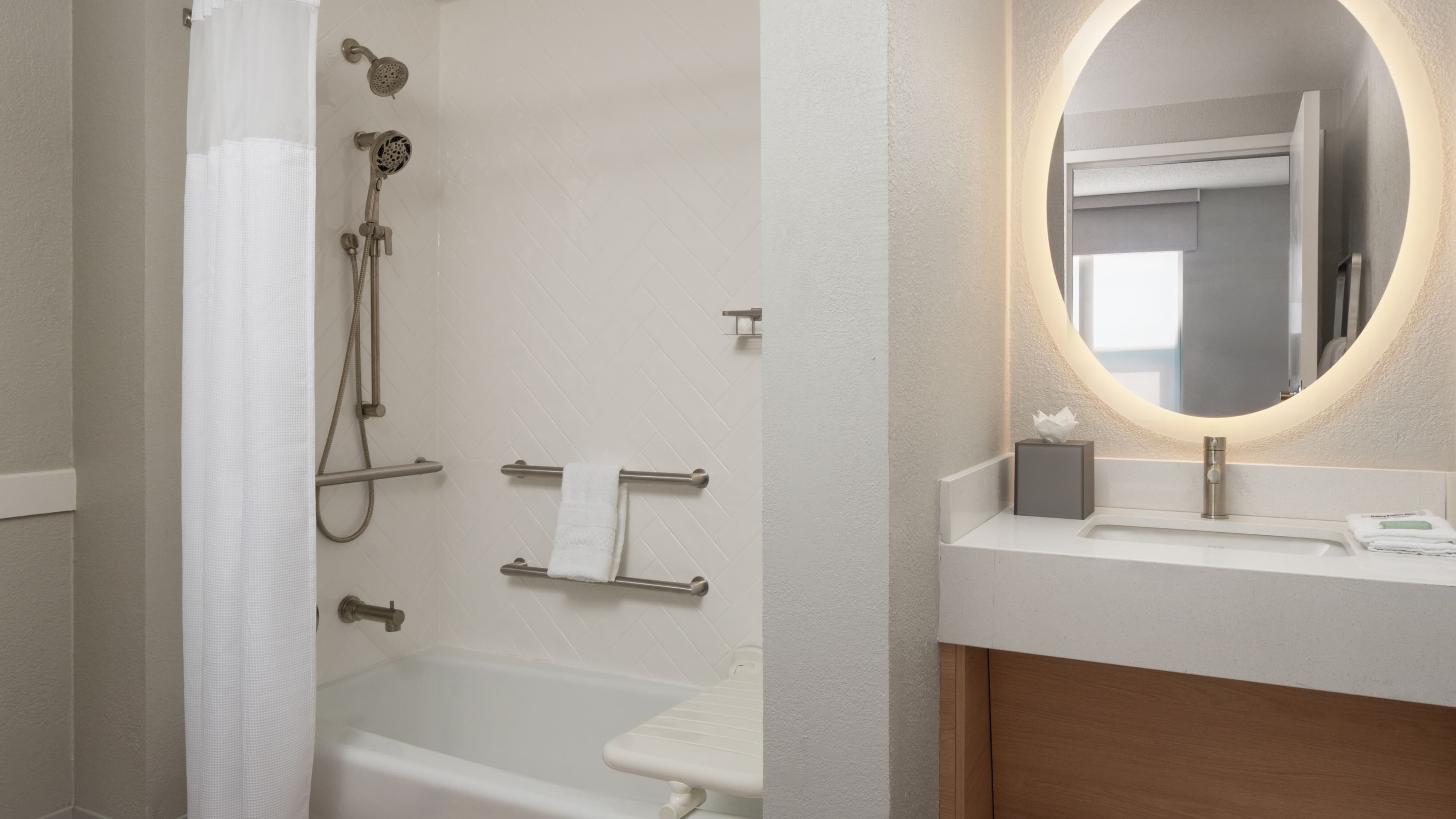 1 Bedroom 2 room Suite - Image 6