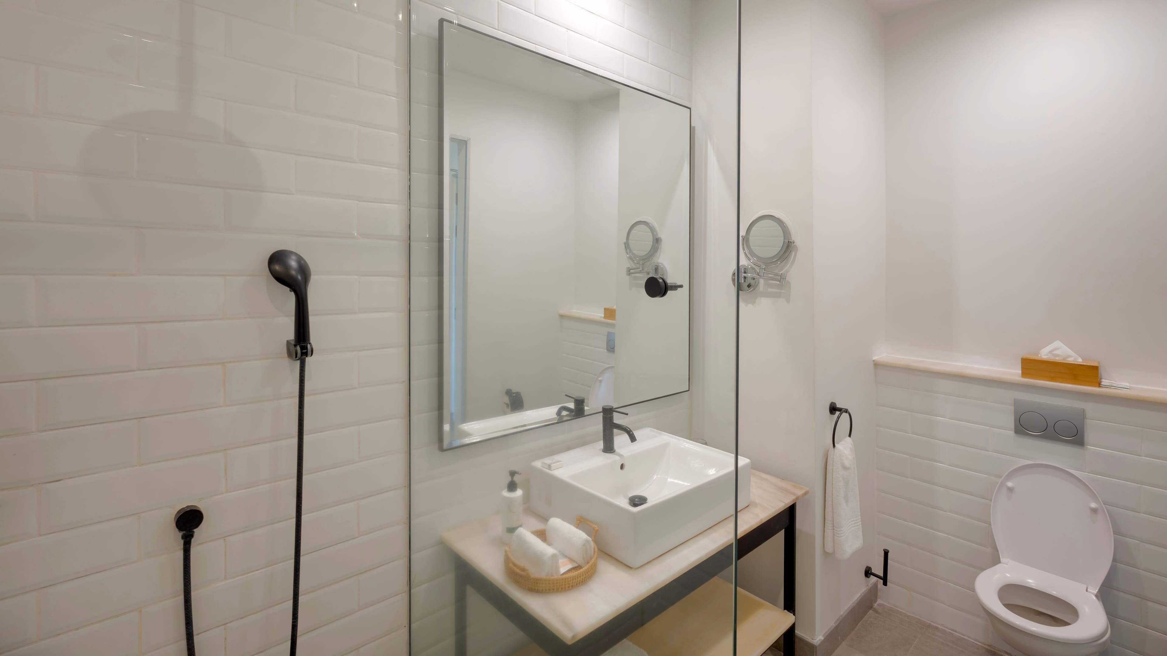 Deluxe Guest room - Image 9