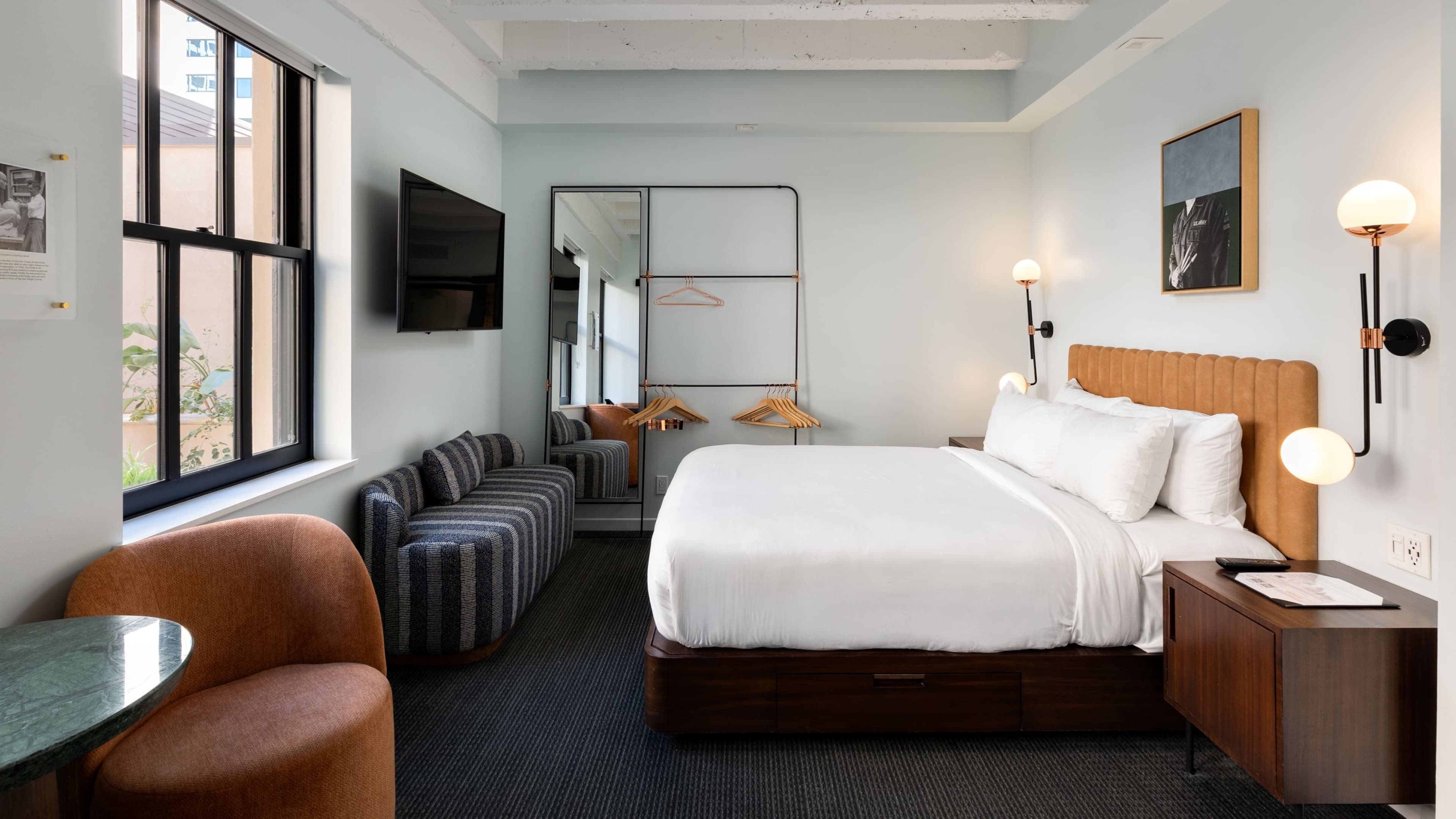 Petite Courtyard Queen - Image 1