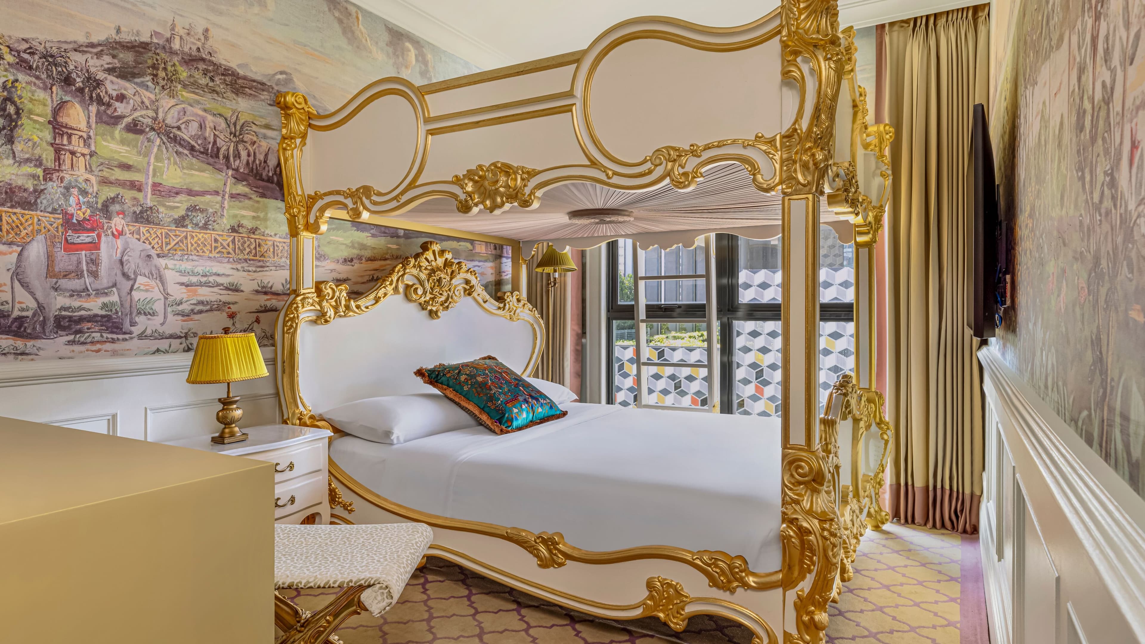 Royal Deluxe - Image 2