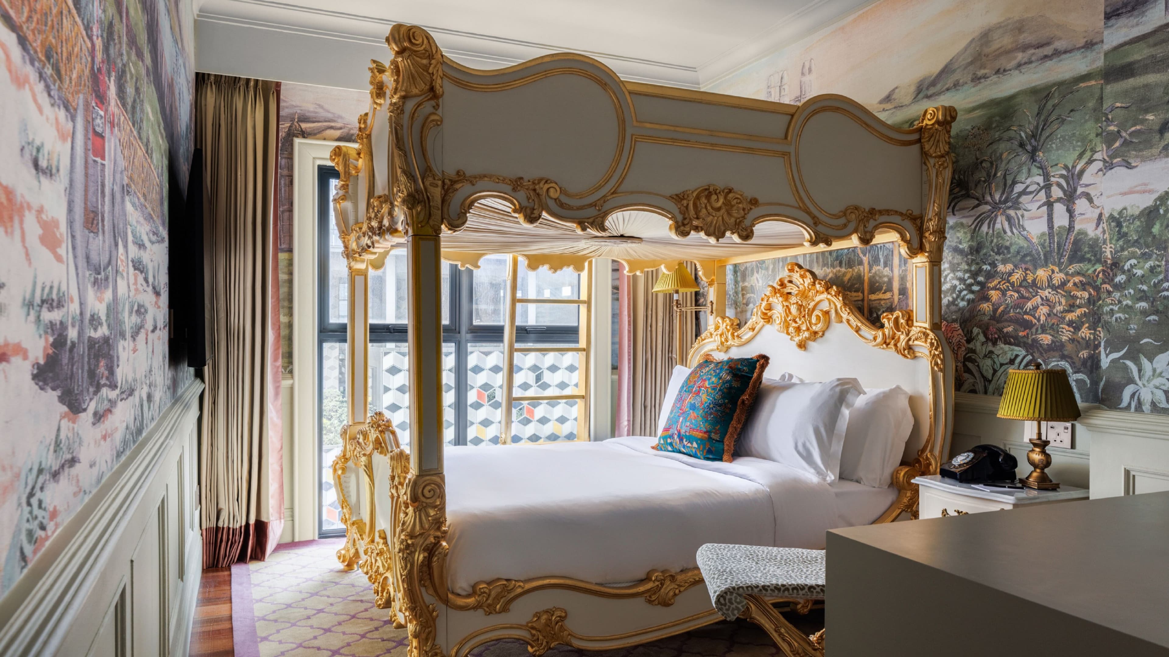 Royal Deluxe - Image 1