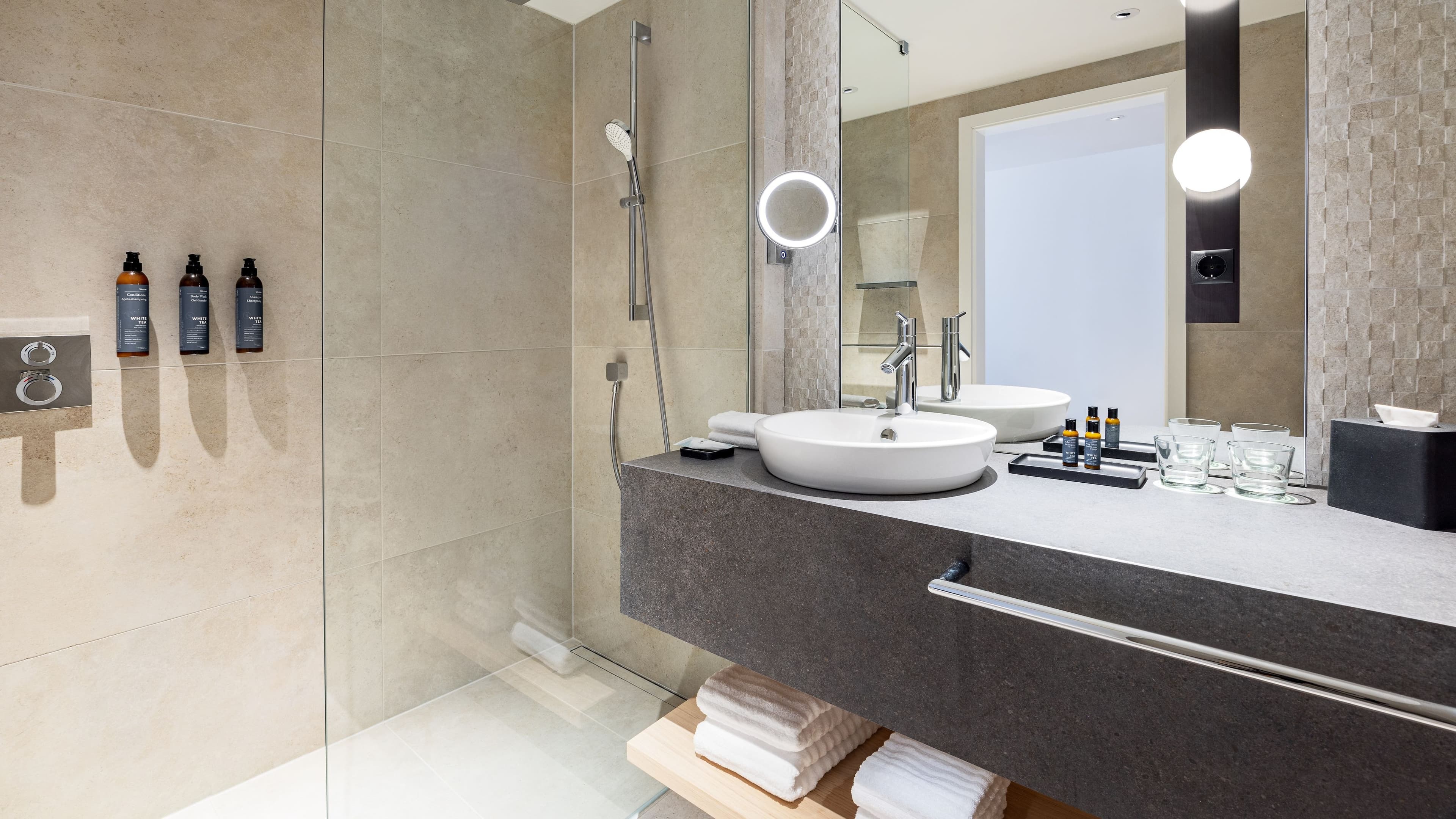 Deluxe Guest room - Image 13
